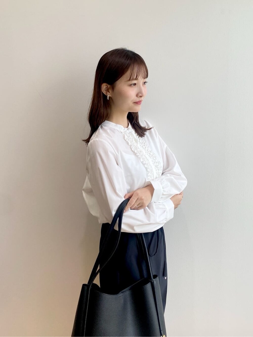 ホワイト系のシャツ/ブラウス、ブラック系のその他パンツ、ブラック系のトートバッグを着用したレディースの夏コーディネートの7枚目の写真