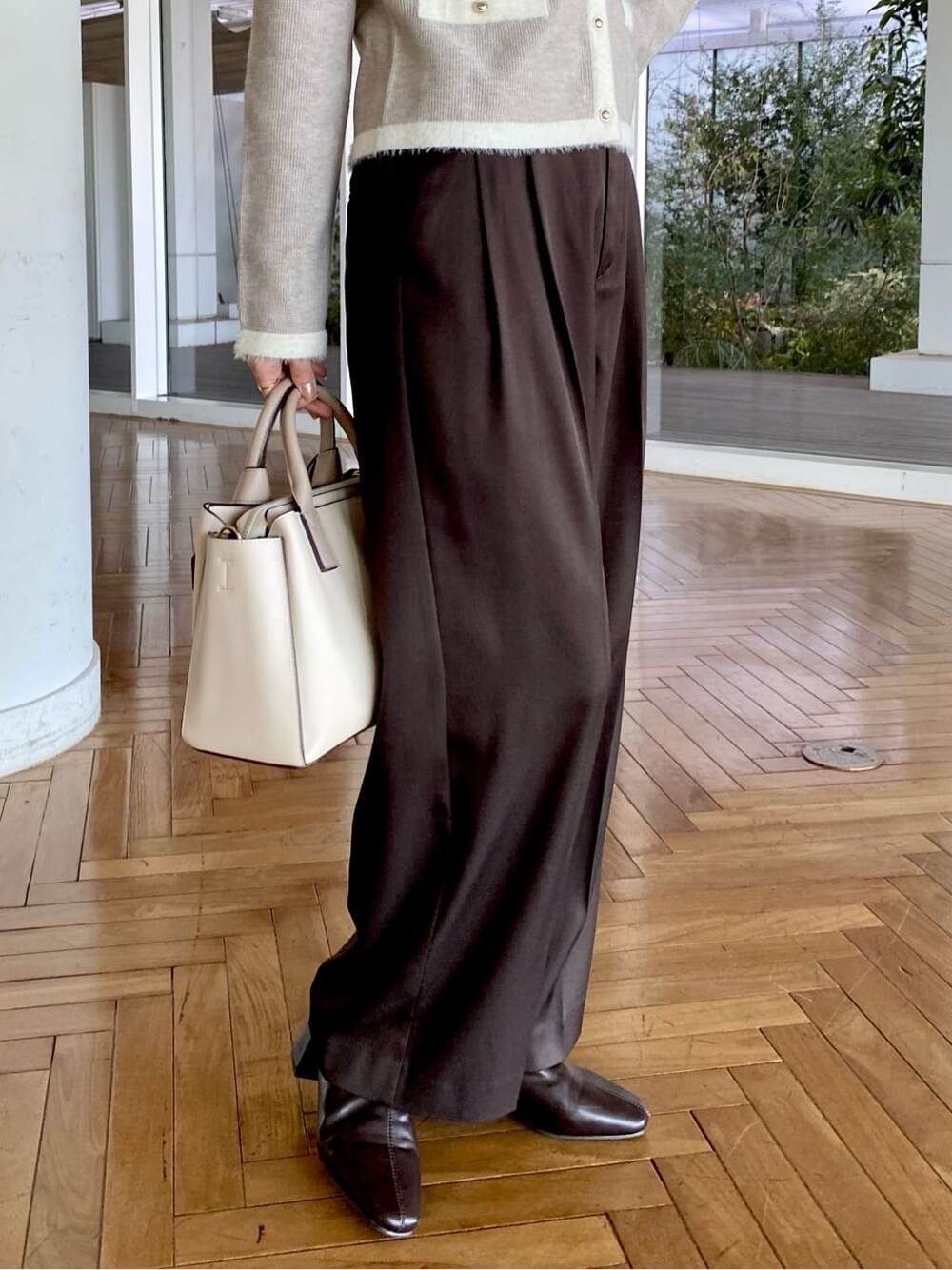 ベージュ系のカーディガン/ボレロ、ブラウン系のその他パンツ、ホワイト系のトートバッグを着用したレディースの冬コーディネートの10枚目の写真