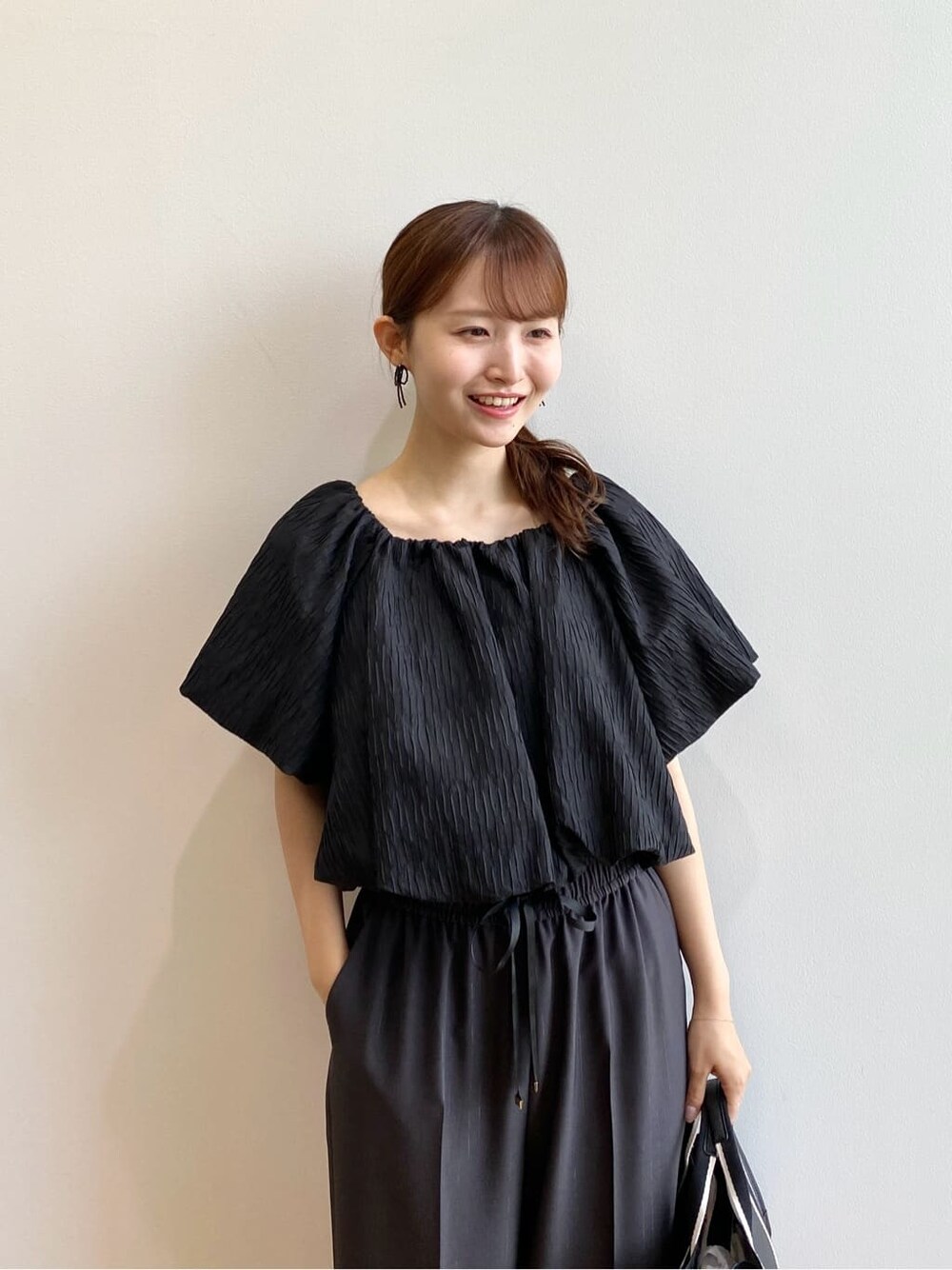 ブラック系のシャツ/ブラウス、グレー系のその他パンツ、ブラック系のトートバッグを着用したレディースの夏コーディネートの6枚目の写真