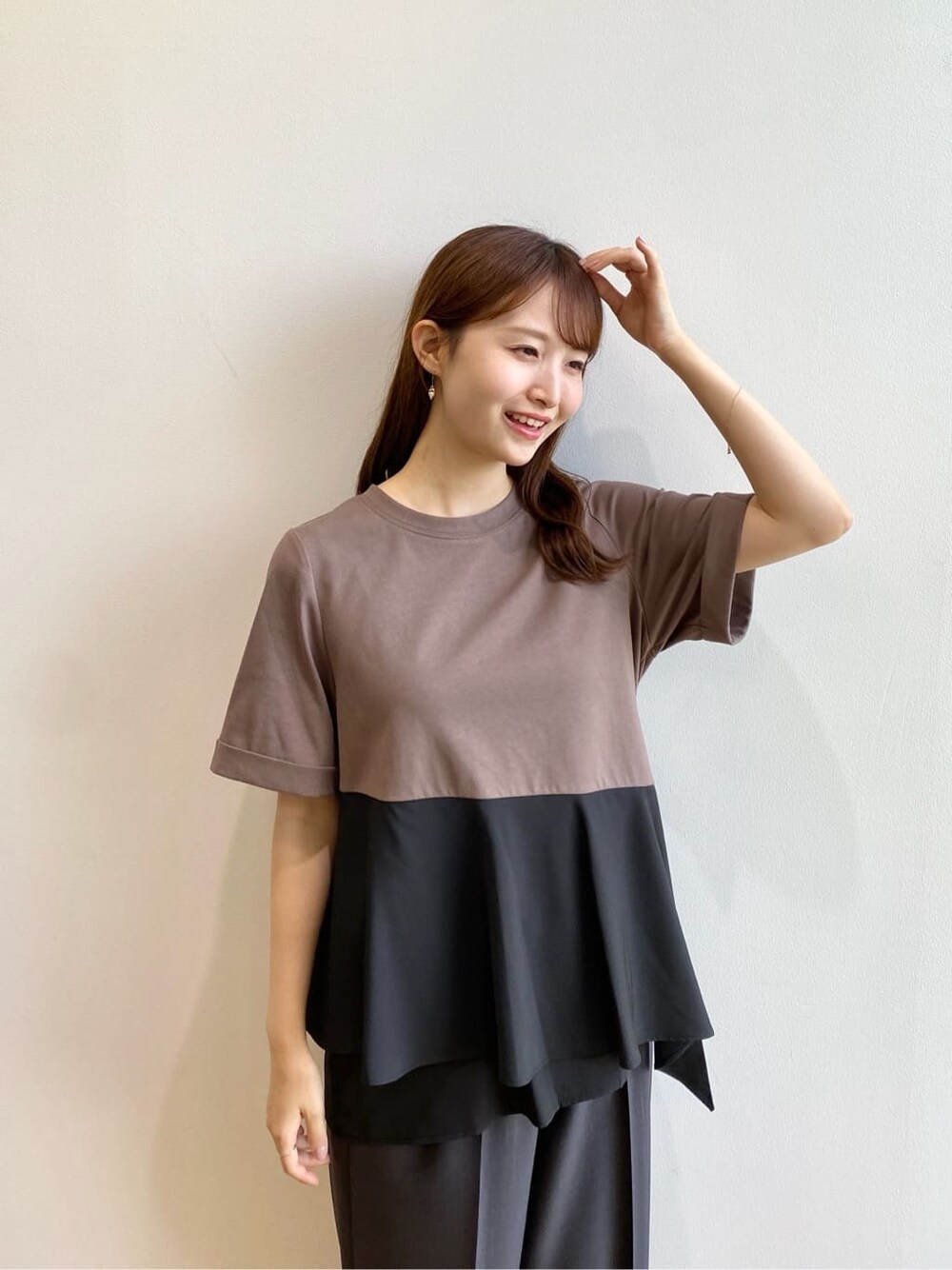 ブラウン系のTシャツ/カットソー、グレー系のその他パンツ、ブラック系のサンダルを着用したレディースの夏コーディネートの8枚目の写真