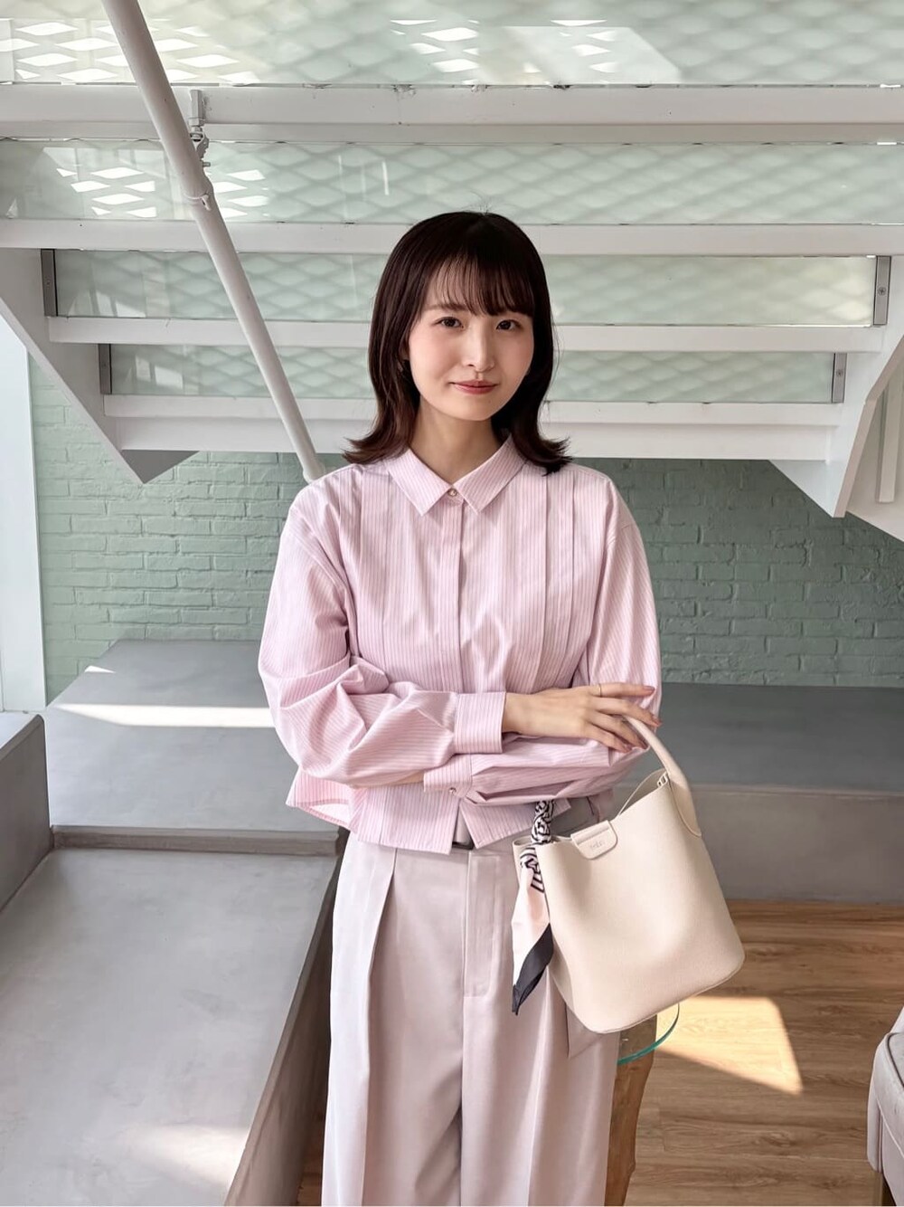 ピンク系のシャツ/ブラウス、ベージュ系のその他パンツ、ホワイト系のトートバッグを着用したレディースの冬コーディネートの7枚目の写真