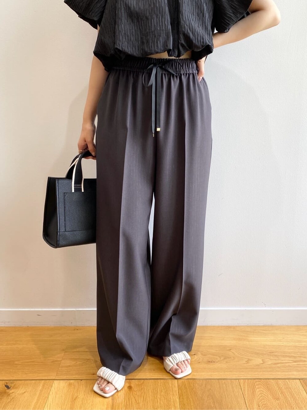 ブラック系のシャツ/ブラウス、グレー系のその他パンツ、ブラック系のトートバッグを着用したレディースの夏コーディネートの9枚目の写真