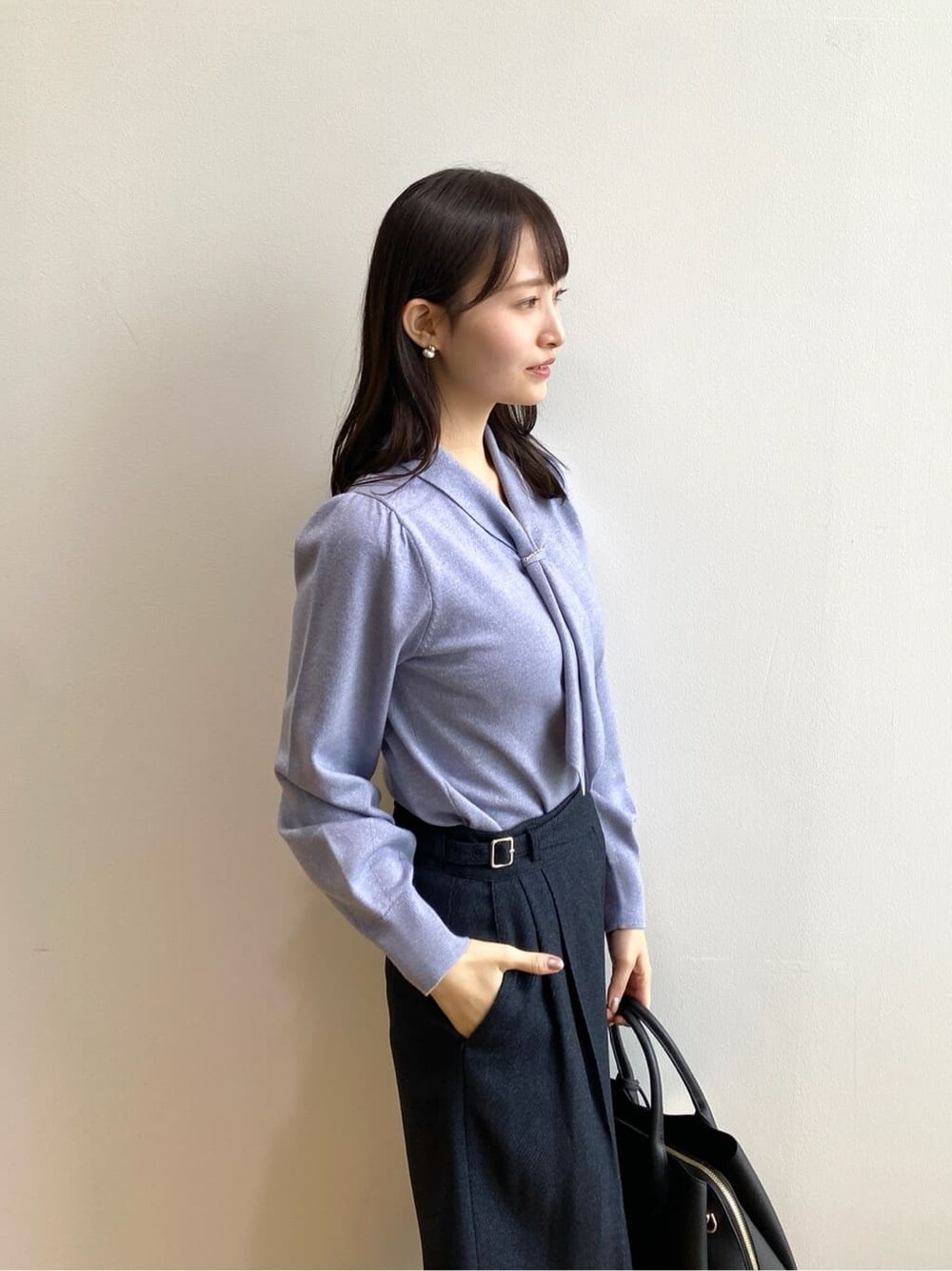 ブルー系のニット/セーター、ブルー系のその他パンツ、ブラック系のボストンバッグを着用したレディースの秋コーディネートの7枚目の写真