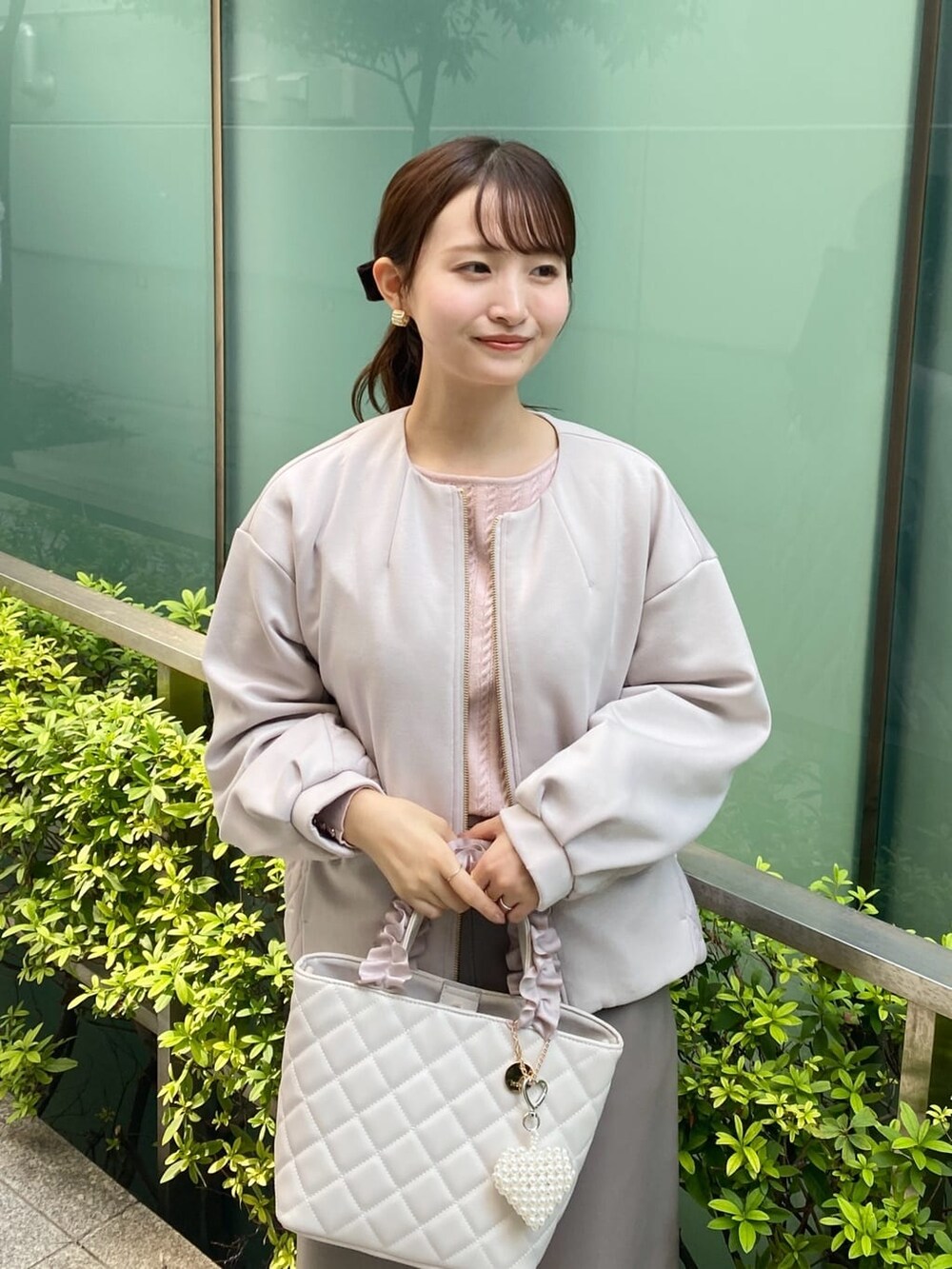 ベージュ系のブルゾン、ピンク系のニット/セーター、ブラウン系のスカートを着用したレディースの秋コーディネートの8枚目の写真