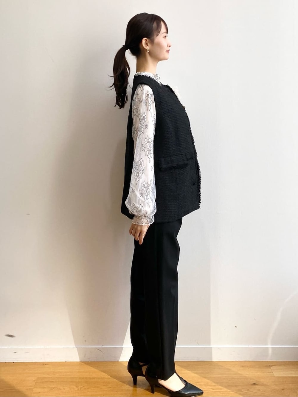 ブラック系のベスト、ベージュ系のシャツ/ブラウス、ブラック系のその他パンツを着用したレディースの冬コーディネートの3枚目の写真
