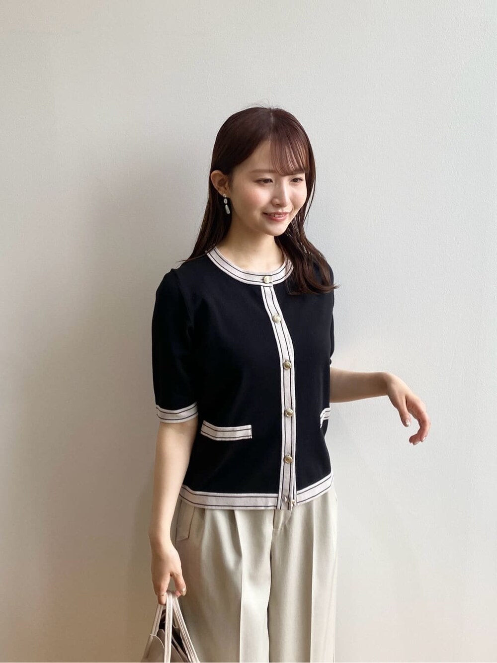 ブラック系のカーディガン/ボレロ、ベージュ系のその他パンツ、ベージュ系のトートバッグを着用したレディースの春コーディネートの8枚目の写真