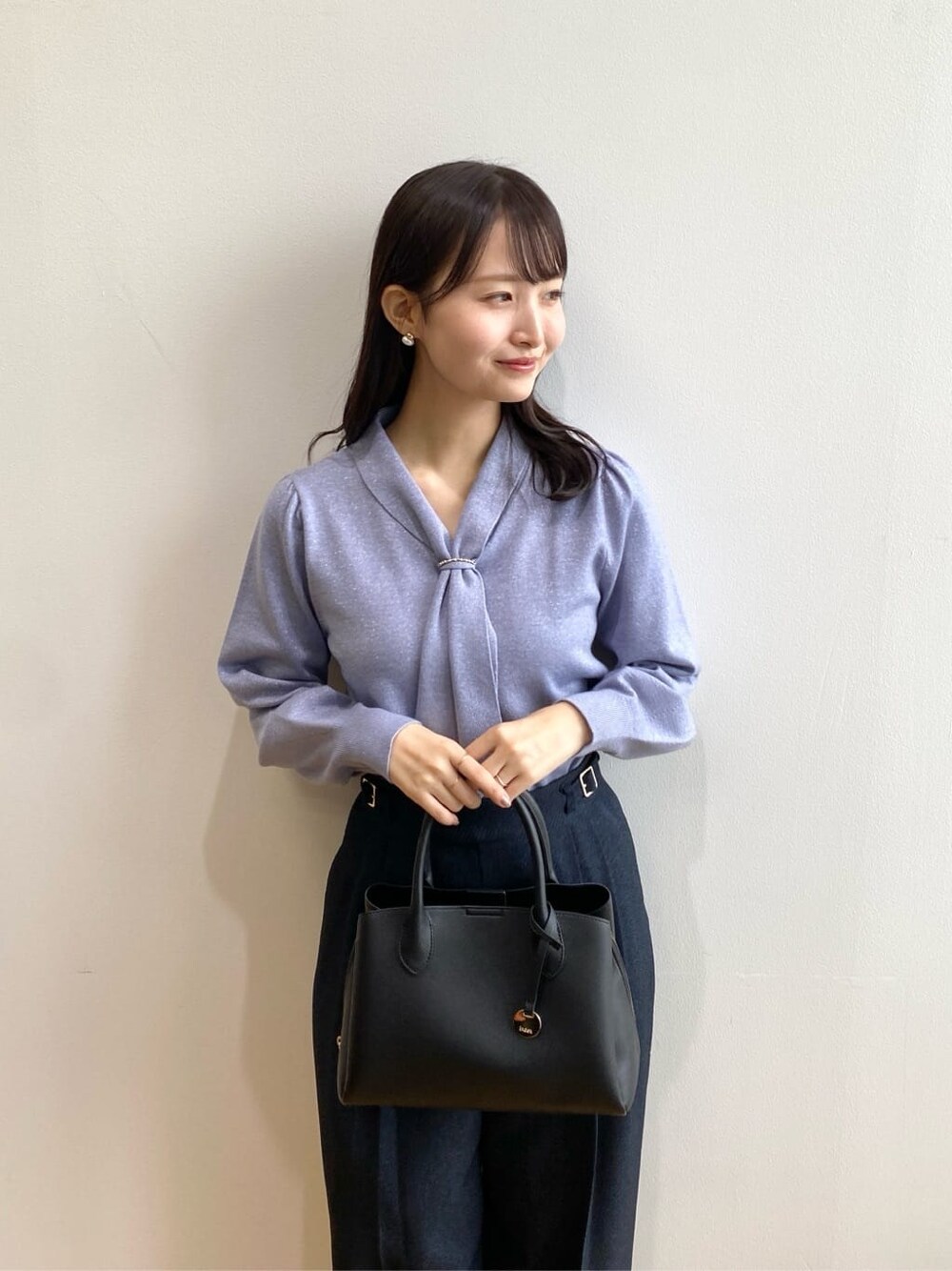 ブルー系のニット/セーター、ブルー系のその他パンツ、ブラック系のボストンバッグを着用したレディースの秋コーディネートの6枚目の写真