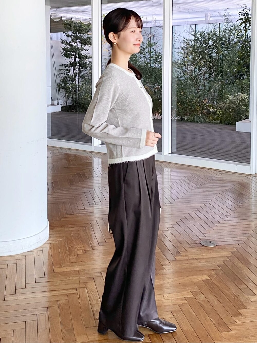 ベージュ系のカーディガン/ボレロ、ブラウン系のその他パンツ、ホワイト系のトートバッグを着用したレディースの冬コーディネートの3枚目の写真