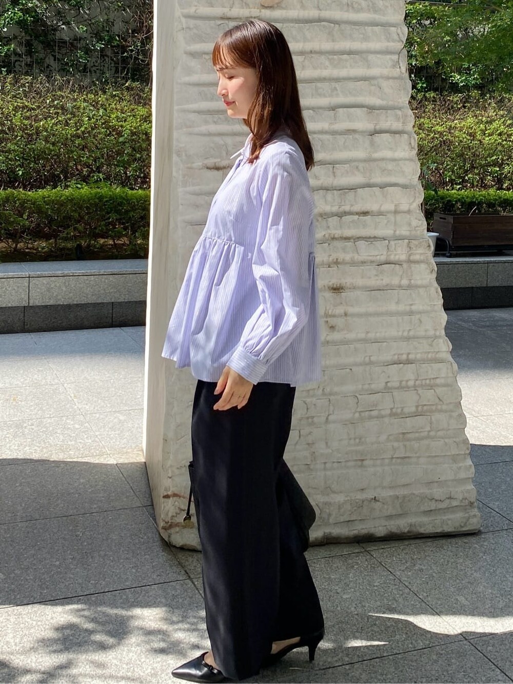 ブルー系のシャツ/ブラウス、ブラック系のその他パンツ、ブラック系のトートバッグを着用したレディースの秋コーディネートの4枚目の写真