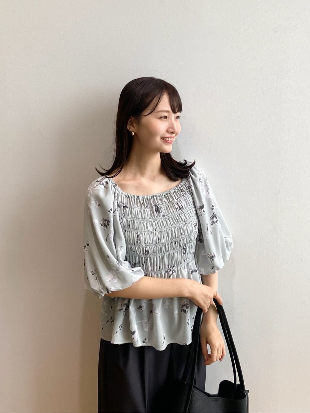 グリーン系のシャツ/ブラウス、グレー系のその他パンツ、ブラック系のトートバッグを着用したレディースの夏コーディネートの6枚目の写真