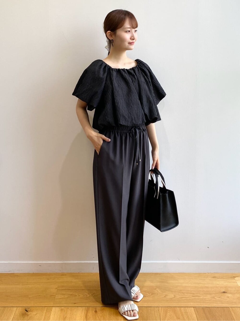ブラック系のシャツ/ブラウス、グレー系のその他パンツ、ブラック系のトートバッグを着用したレディースの夏コーディネートの2枚目の写真