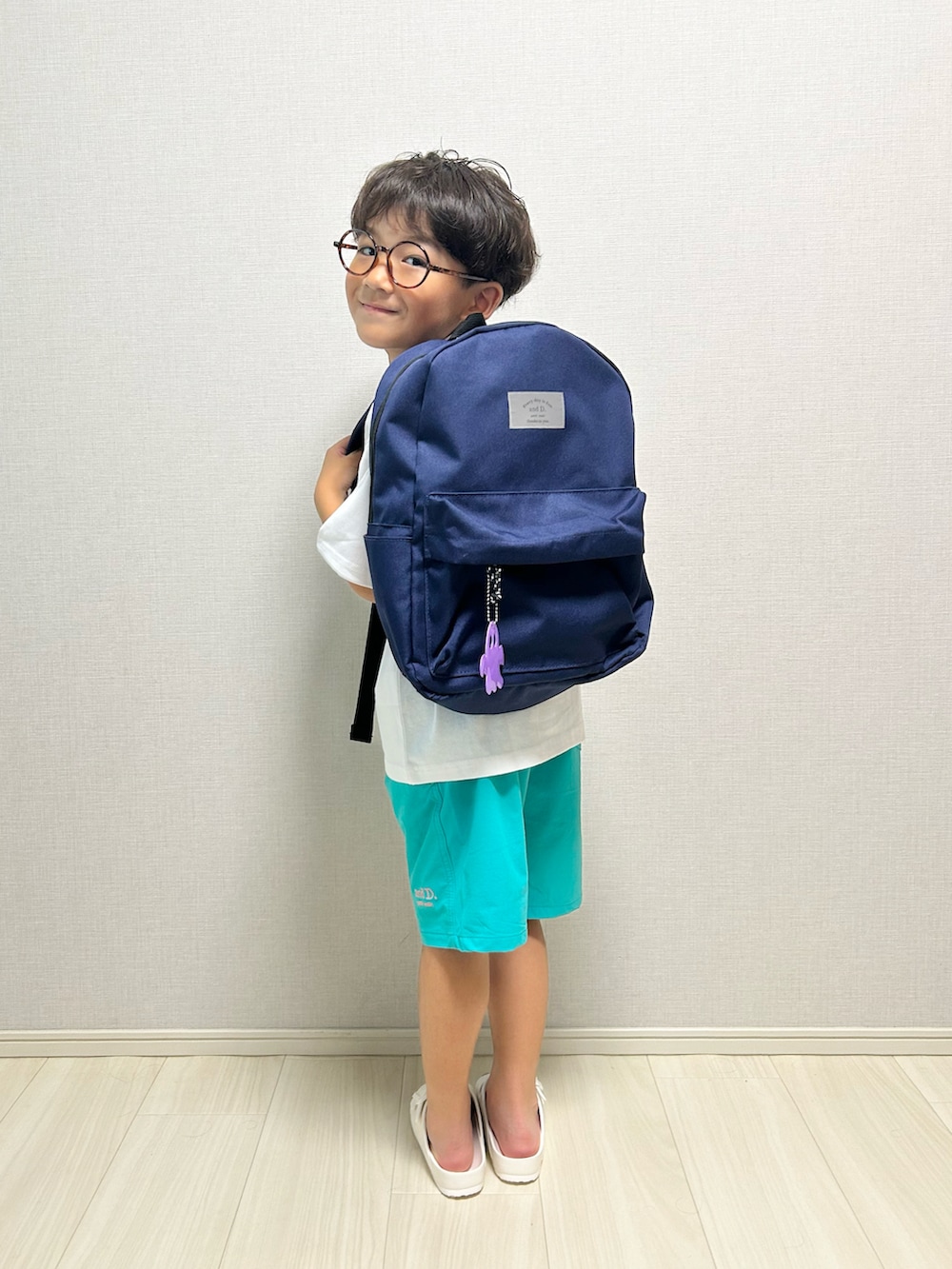 「サンダル、夏コーデ、白Tシャツ、リュック、めがね、スポーツミックス、ハーフパンツ、Tシャツ、お出かけコーデ、休日スタイル、ショートパンツ」｜「devirockのツーバンドサンダル（サンダル、ホワイト系）」を使った、haru__maaさん（キッズ・110cm）の夏コーディネートの3枚目の写真