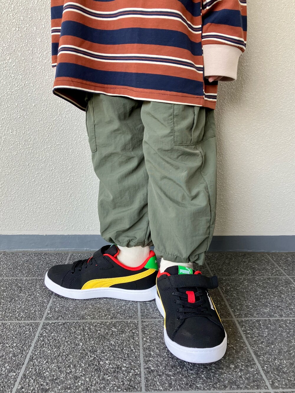 「秋コーデ、ボーダー、キャップ、ロンT、カーゴパンツ、スニーカー、カジュアルコーデ、休日スタイル、アウトドアスタイル、スポーツミックス、プチプラ、カーキ、ブラウン」｜「PAIRMANON STREETの【PAIRMANON STREET】ビッグシルエット マルチボーダー 長袖 Tシャツ（Tシャツ/カットソー、ブルー系）」を使った、haru__maaさん（キッズ・100cm）の秋コーディネートの4枚目の写真