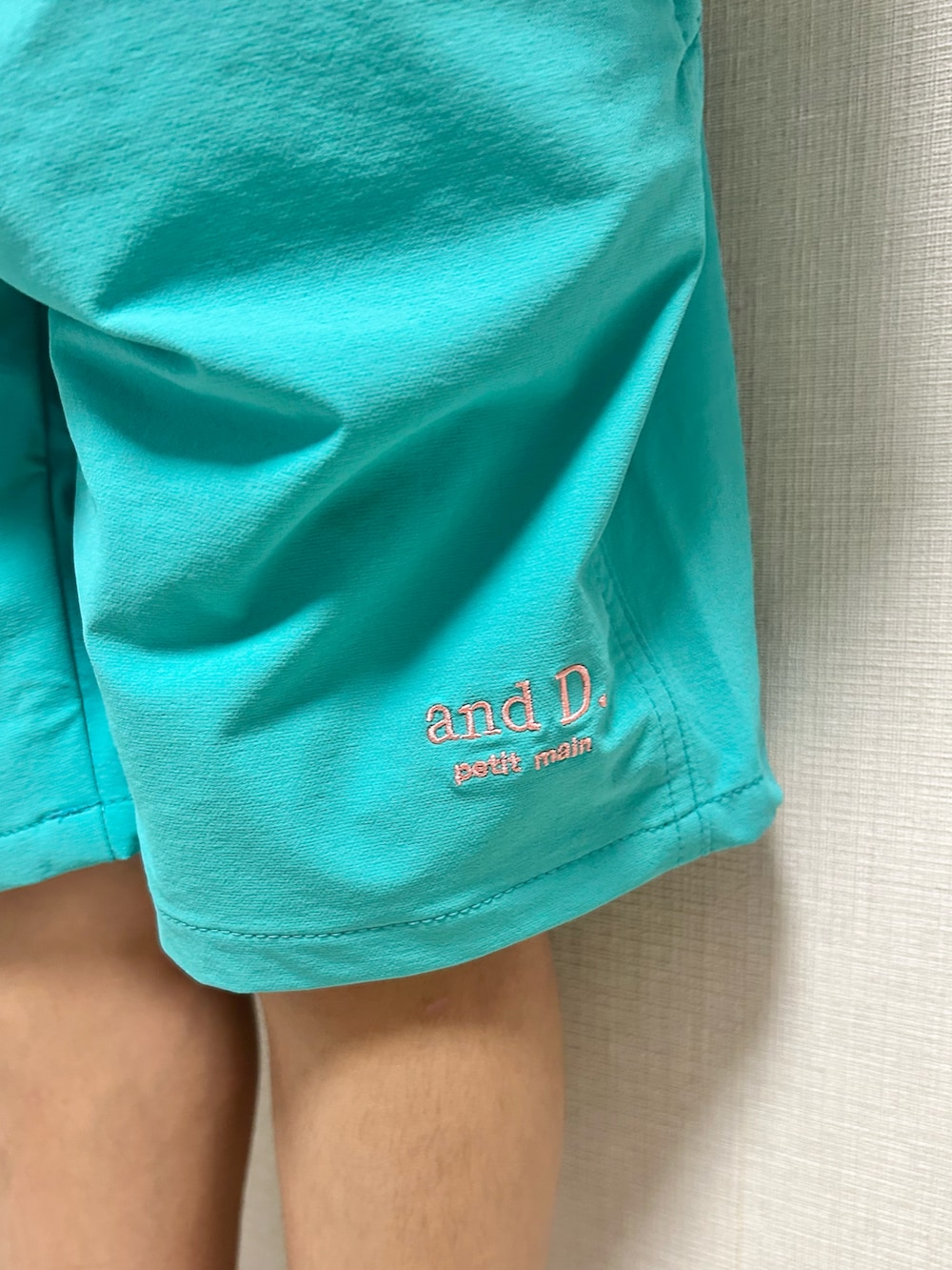 「サンダル、夏コーデ、白Tシャツ、リュック、めがね、スポーツミックス、ハーフパンツ、Tシャツ、お出かけコーデ、休日スタイル、ショートパンツ」｜「devirockのツーバンドサンダル（サンダル、ホワイト系）」を使った、haru__maaさん（キッズ・110cm）の夏コーディネートの5枚目の写真