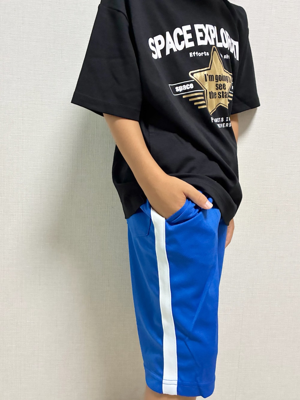 ブラック系のTシャツ/カットソー、その他のその他パンツ、ブラック系のサンダルを着用したキッズの夏コーディネートの4枚目の写真