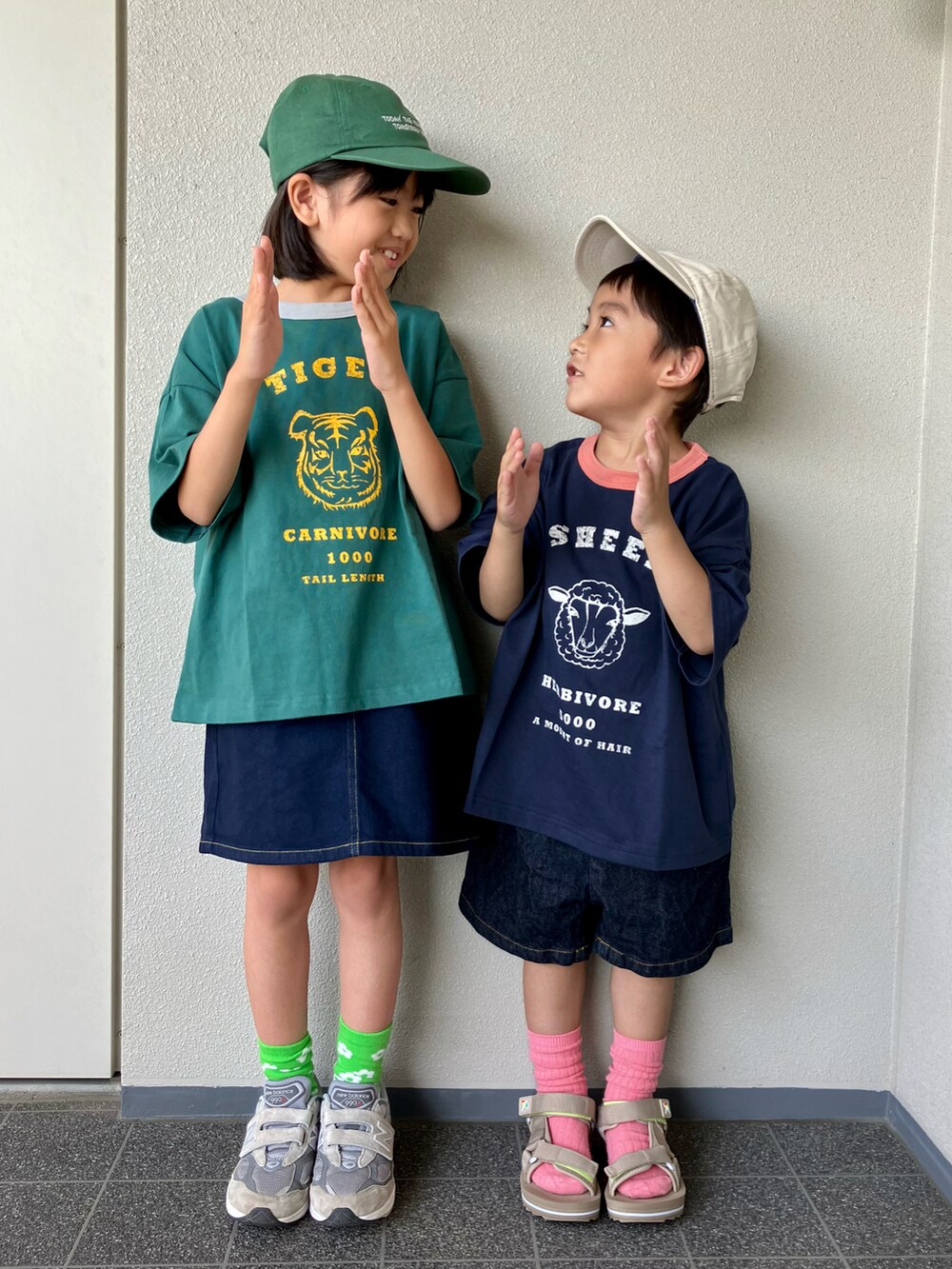 「春夏コーデ、休日スタイル、カジュアルコーデ、キャップ、デニム、リンクコーデ、スニーカー、スポーツサンダル、ショートパンツ、デニムスカート、サンダル、初夏コーデ、プチプラ、カラーソックス」｜「coca（coca）のキッズ デニム台形スカート（デニムスカート、ブルー系）」を使った、haru__maaさん（キッズ・100cm）の春コーディネートの2枚目の写真