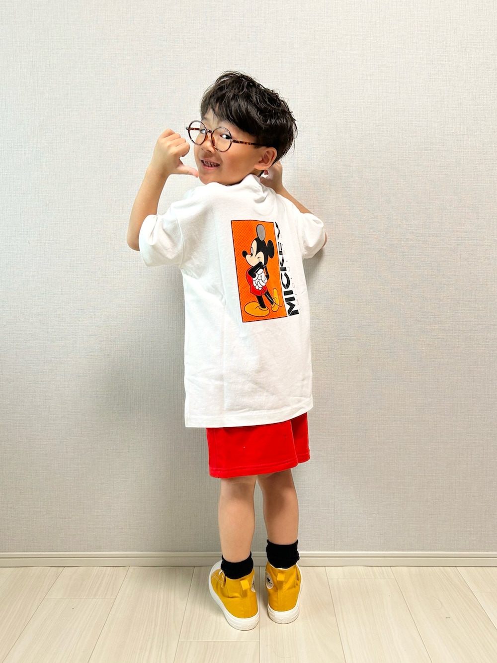 「春めき満開コーデ、ハーフパンツ、スポーツミックス、休日スタイル、お出かけコーデ、テーマパークコーデ、スニーカー」｜「LOWRYS FARMのＤＩＳＮＥＹ／キャラＢＩＧＴ　324981（Tシャツ/カットソー、ホワイト系）」を使った、haru__maaさん（キッズ・110cm）の春コーディネートの3枚目の写真
