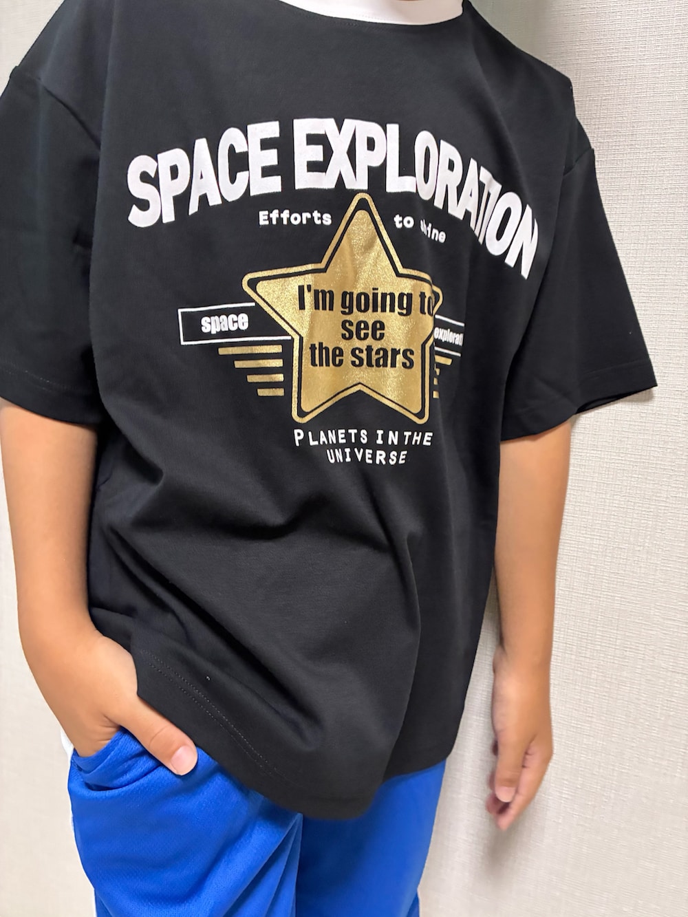 ブラック系のTシャツ/カットソー、その他のその他パンツ、ブラック系のサンダルを着用したキッズの夏コーディネートの5枚目の写真
