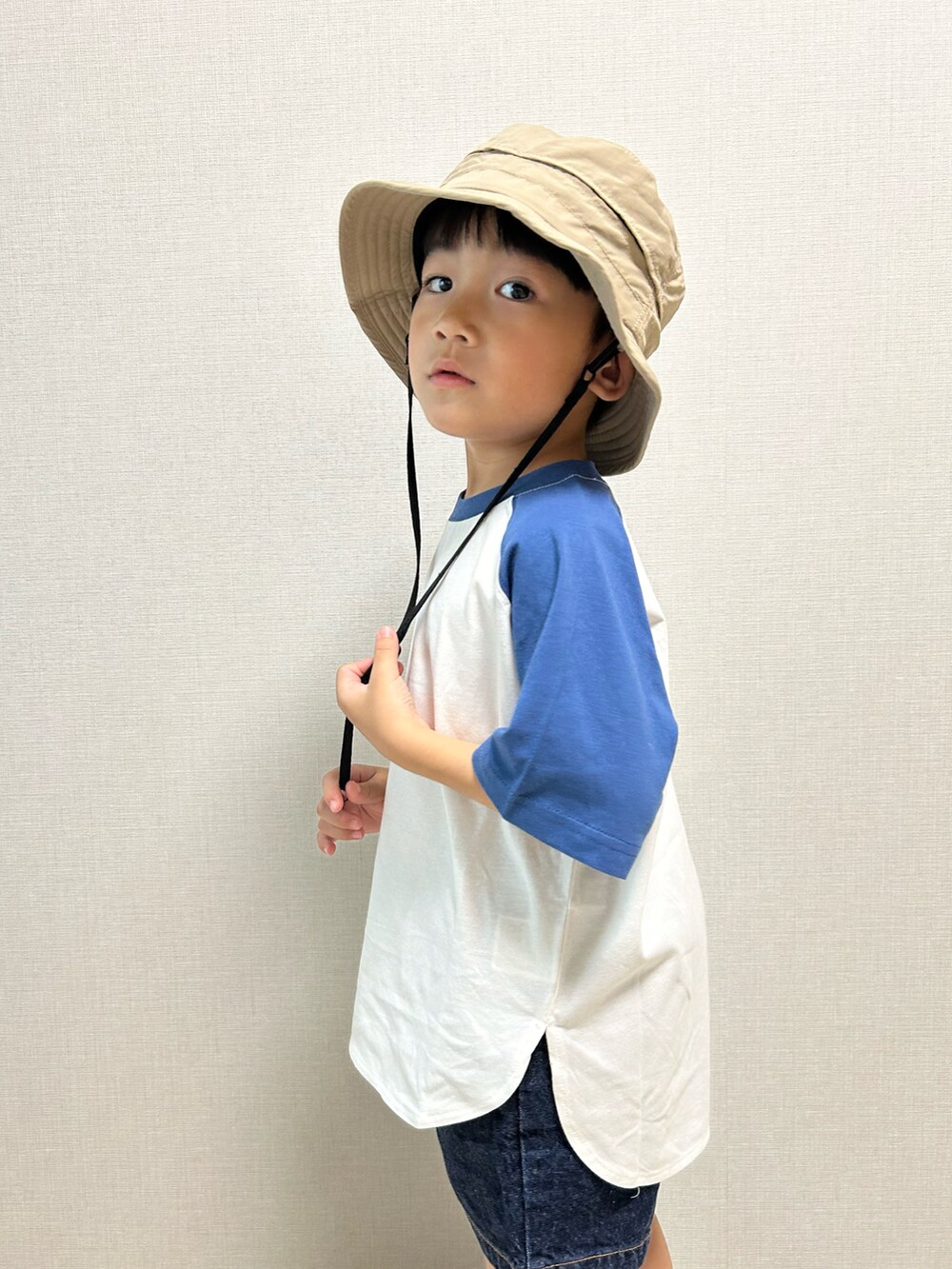 ブルー系のTシャツ/カットソー、ブルー系のデニムパンツ、ホワイト系のスニーカーを着用したキッズの春コーディネートの4枚目の写真