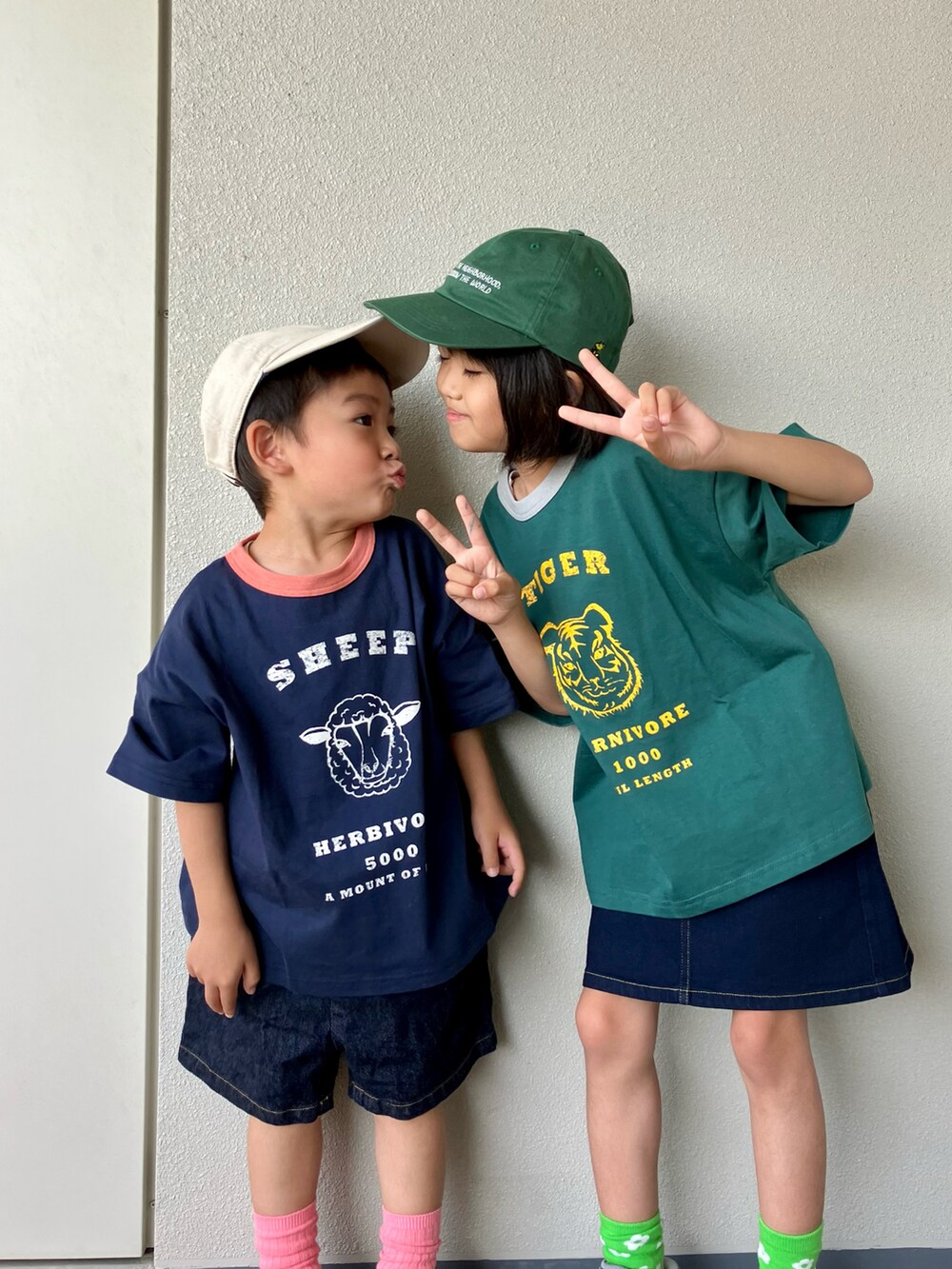 「春夏コーデ、休日スタイル、カジュアルコーデ、キャップ、デニム、リンクコーデ、スニーカー、スポーツサンダル、ショートパンツ、デニムスカート、サンダル、初夏コーデ、プチプラ、カラーソックス」｜「coca（coca）のキッズ デニム台形スカート（デニムスカート、ブルー系）」を使った、haru__maaさん（キッズ・100cm）の春コーディネートの3枚目の写真