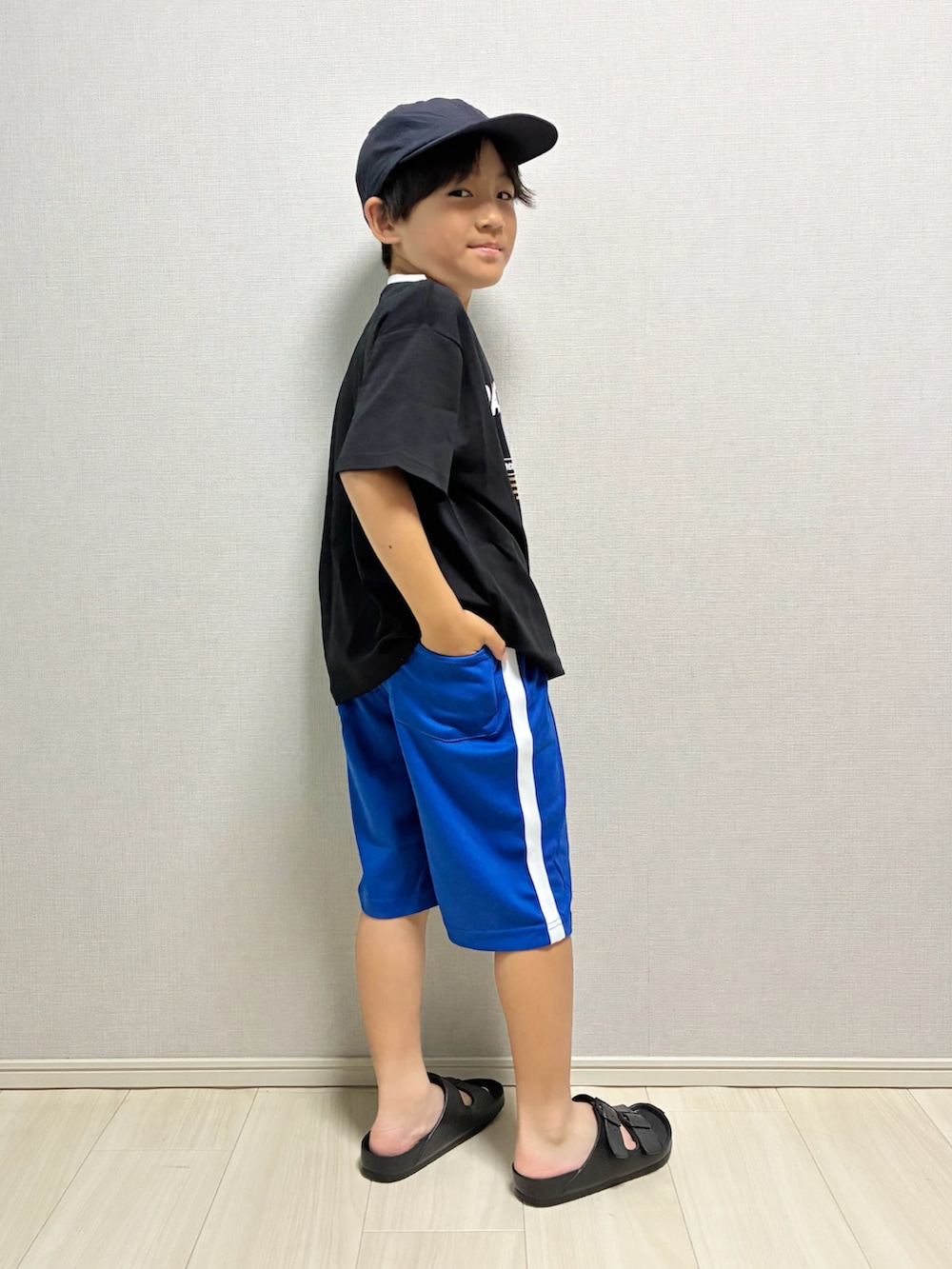 ブラック系のTシャツ/カットソー、その他のその他パンツ、ブラック系のサンダルを着用したキッズの夏コーディネートの3枚目の写真