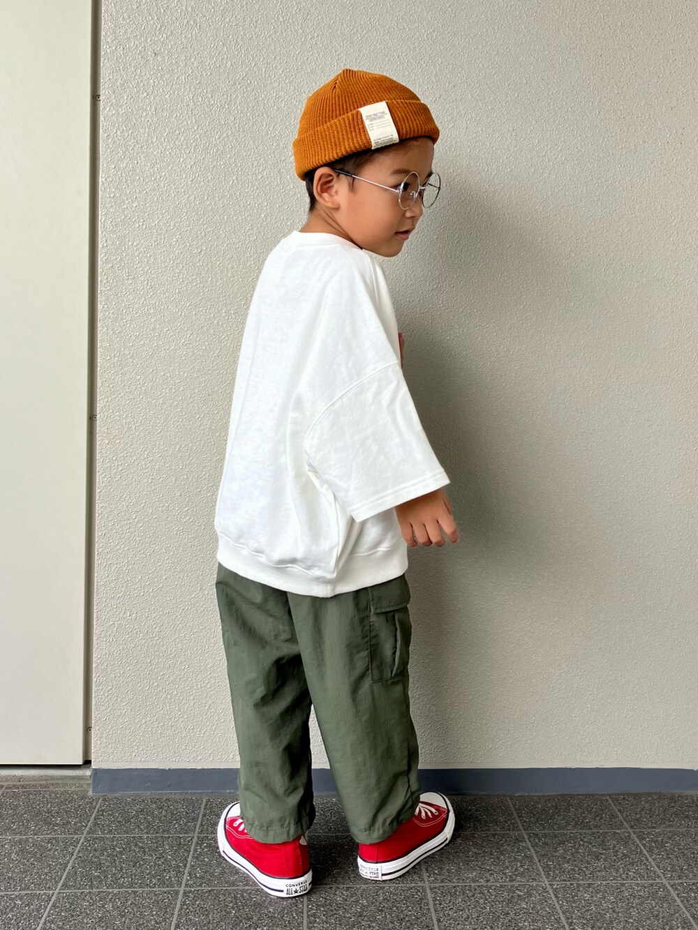 「休日スタイル、カジュアルコーデ、カーゴパンツ、スニーカー、ニット帽、めがね、プチプラ、カラー×コーデ、秋コーデ、コンバース」｜「antiquaの綿100%カレッジロゴプルオーバー（Tシャツ/カットソー、ホワイト系）」を使った、haru__maaさん（キッズ・100cm）の秋コーディネートの2枚目の写真