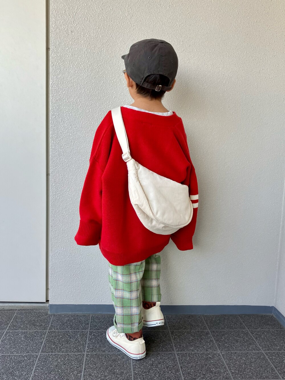 「ファッションを楽しもう、スニーカー、韓国子供服、カーディガン、チェック、めがね、キャップ、ショルダーバッグ、カジュアルコーデ、お出かけコーデ、レイヤードスタイル、スポーツミックス、ニット、冬コーデ、秋冬コーデ」｜「EEWのアイテム（Tシャツ/カットソー、グレー系）」を使った、haru__maaさん（キッズ・100cm）の秋コーディネートの3枚目の写真