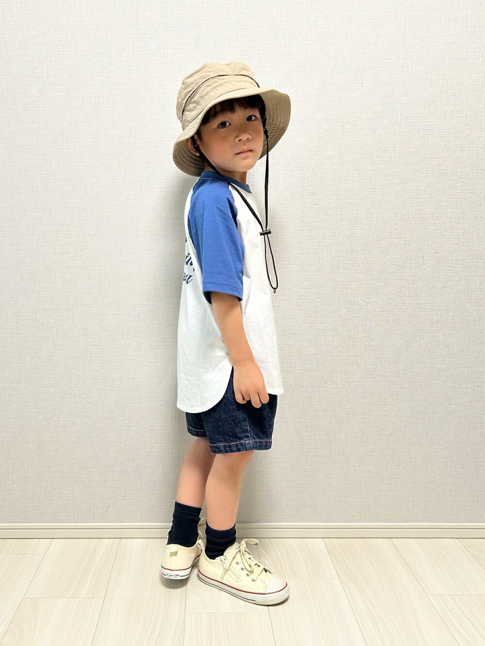 ブルー系のTシャツ/カットソー、ブルー系のデニムパンツ、ホワイト系のスニーカーを着用したキッズの春コーディネートの2枚目の写真