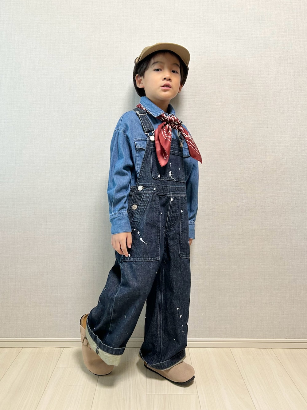 「スポーツミックス、デニム、デニムシャツ、サロペット、秋服準備はじめました、シャツスタイル、カジュアルコーデ、お出かけコーデ、キャップ」｜「JDBのアイテム（帽子、ベージュ系）」を使った、haru__maaさん（キッズ・110cm）の秋コーディネートの4枚目の写真