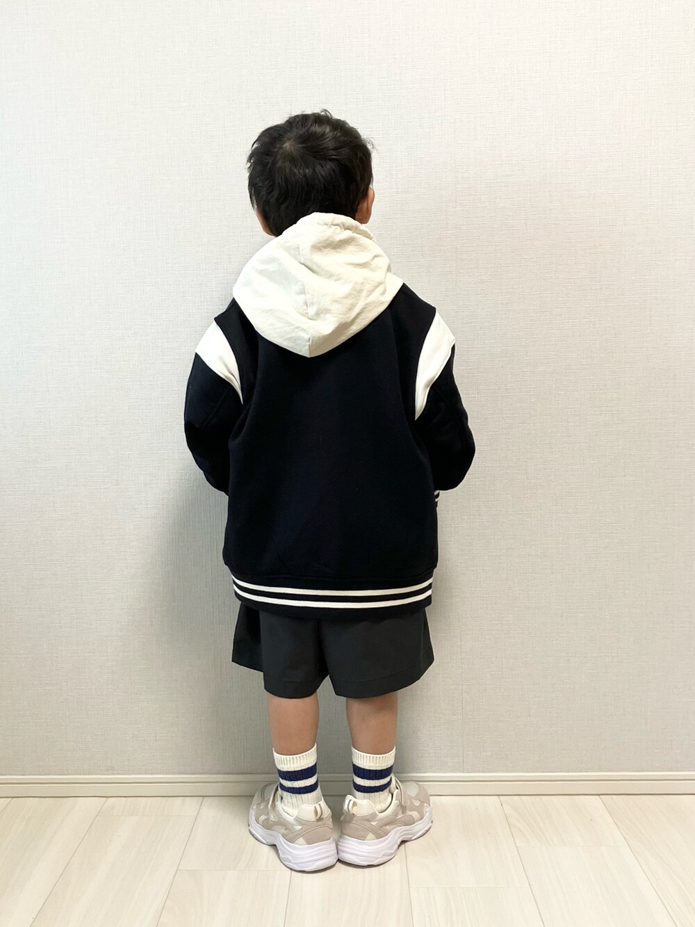 「めがね、プチプラ、パーカー、ハーフパンツ、スニーカー、ジャケット、お出かけコーデ、休日スタイル、スポーツミックス、カラーパンツ、モノトーン、春アウター、レイヤードスタイル、ストリート、デートコーデ」｜「kokokidsのアイテム（パーカー、ブルー系）」を使った、haru__maaさん（キッズ・100cm）の冬コーディネートの5枚目の写真