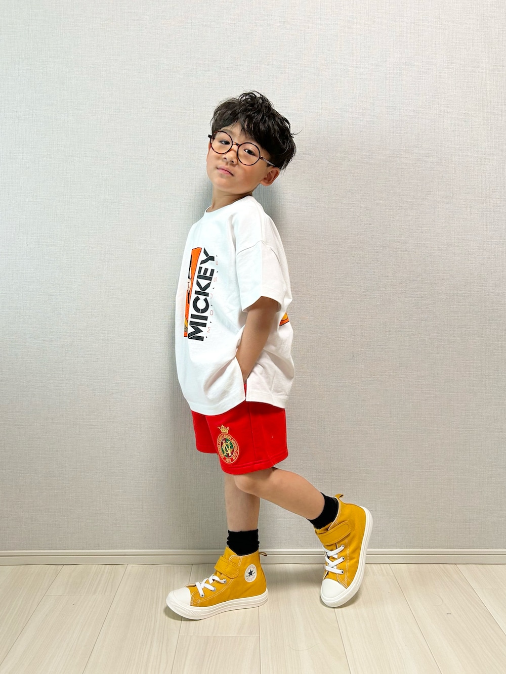 「春めき満開コーデ、ハーフパンツ、スポーツミックス、休日スタイル、お出かけコーデ、テーマパークコーデ、スニーカー」｜「LOWRYS FARMのＤＩＳＮＥＹ／キャラＢＩＧＴ　324981（Tシャツ/カットソー、ホワイト系）」を使った、haru__maaさん（キッズ・110cm）の春コーディネートの2枚目の写真