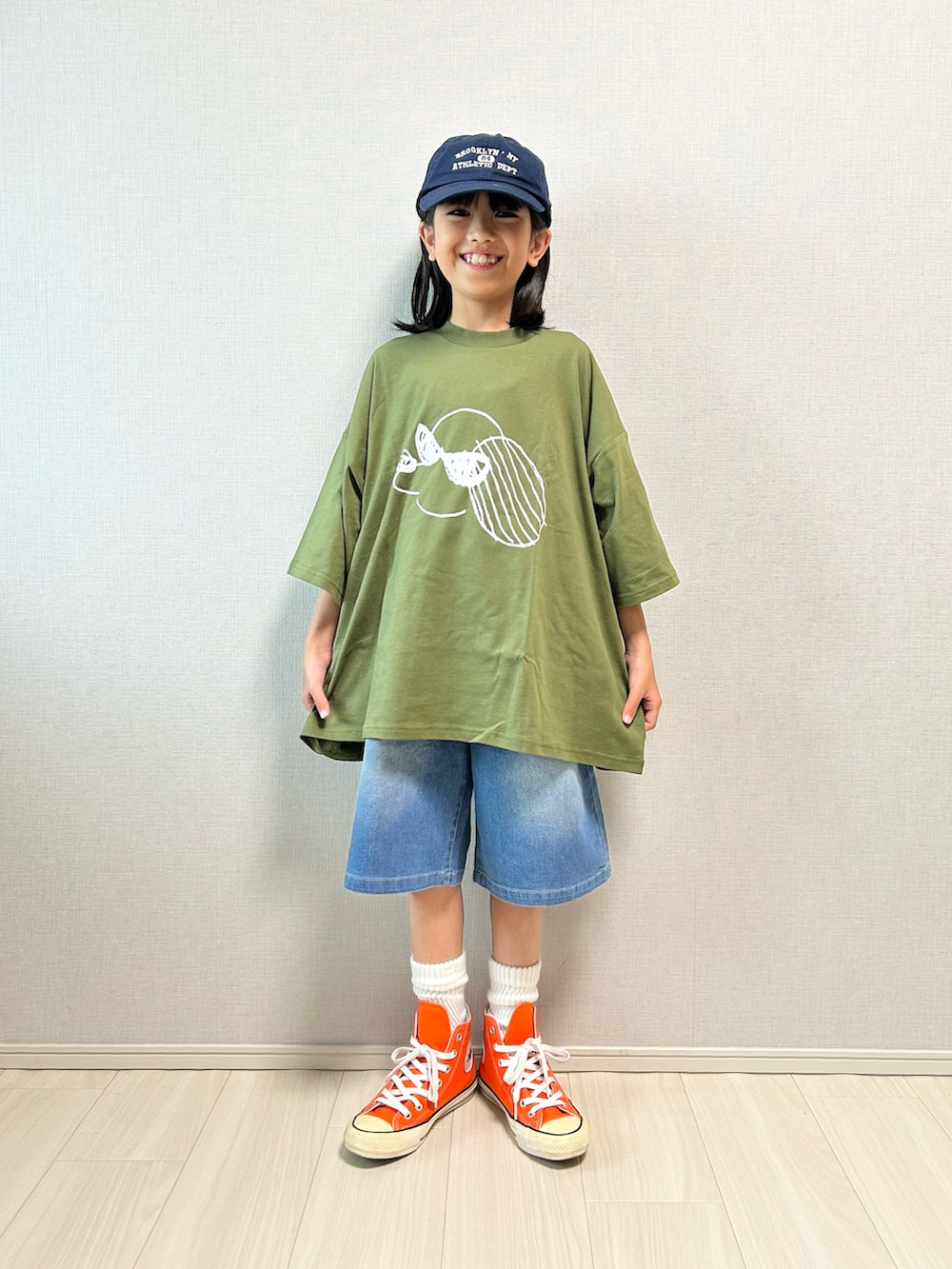 「やっぱり帽子が好き、アメカジ、スポーツミックス、ストリート、ハーフパンツ、キャップ、お出かけコーデ、デニム、スニーカー、Tシャツ、バミューダパンツ」｜「and D. petit mainのデニムバミューダパンツ（デニムパンツ、ブルー系）」を使った、haru__maaさん（キッズ・130cm）の春コーディネートの2枚目の写真
