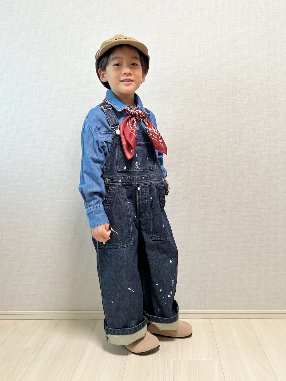 「スポーツミックス、デニム、デニムシャツ、サロペット、秋服準備はじめました、シャツスタイル、カジュアルコーデ、お出かけコーデ、キャップ」｜「JDBのアイテム（帽子、ベージュ系）」を使った、haru__maaさん（キッズ・110cm）の秋コーディネートの2枚目の写真