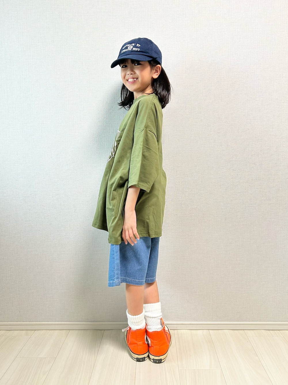 「やっぱり帽子が好き、アメカジ、スポーツミックス、ストリート、ハーフパンツ、キャップ、お出かけコーデ、デニム、スニーカー、Tシャツ、バミューダパンツ」｜「and D. petit mainのデニムバミューダパンツ（デニムパンツ、ブルー系）」を使った、haru__maaさん（キッズ・130cm）の春コーディネートの3枚目の写真