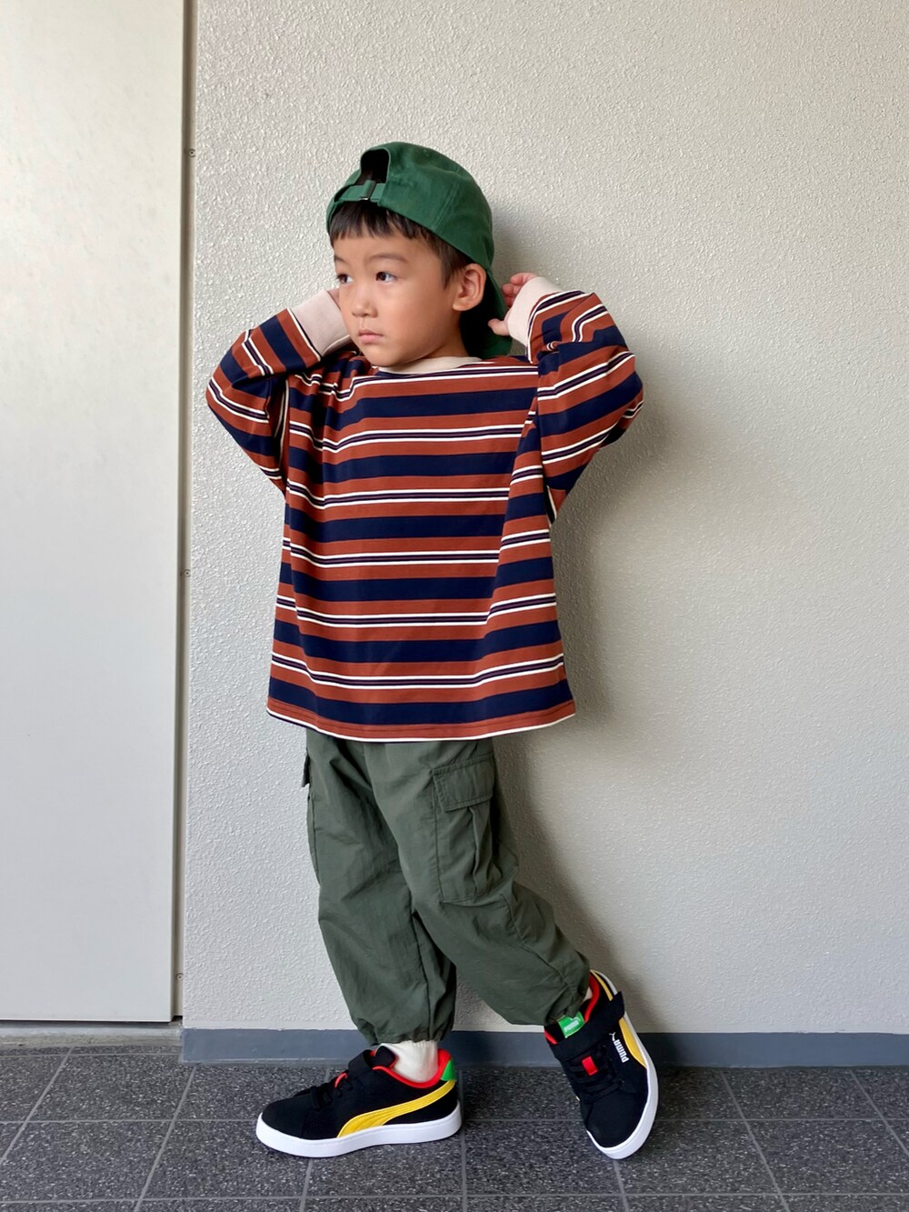 「秋コーデ、ボーダー、キャップ、ロンT、カーゴパンツ、スニーカー、カジュアルコーデ、休日スタイル、アウトドアスタイル、スポーツミックス、プチプラ、カーキ、ブラウン」｜「PAIRMANON STREETの【PAIRMANON STREET】ビッグシルエット マルチボーダー 長袖 Tシャツ（Tシャツ/カットソー、ブルー系）」を使った、haru__maaさん（キッズ・100cm）の秋コーディネートの2枚目の写真