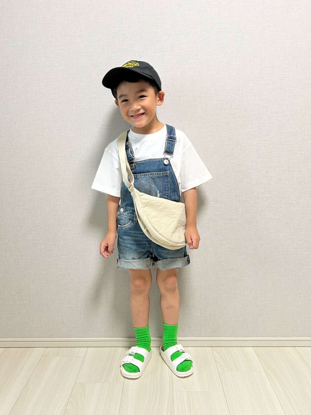 「デニム、ショルダーバッグ、お出かけコーデ、キャップ、夏コーデ、サンダル、古着MIX、サロペット、白Tシャツ、スポーツミックス」｜「UNIQLOのアイテム（Tシャツ/カットソー、ホワイト系）」を使った、haru__maaさん（キッズ・100cm）の夏コーディネートの2枚目の写真