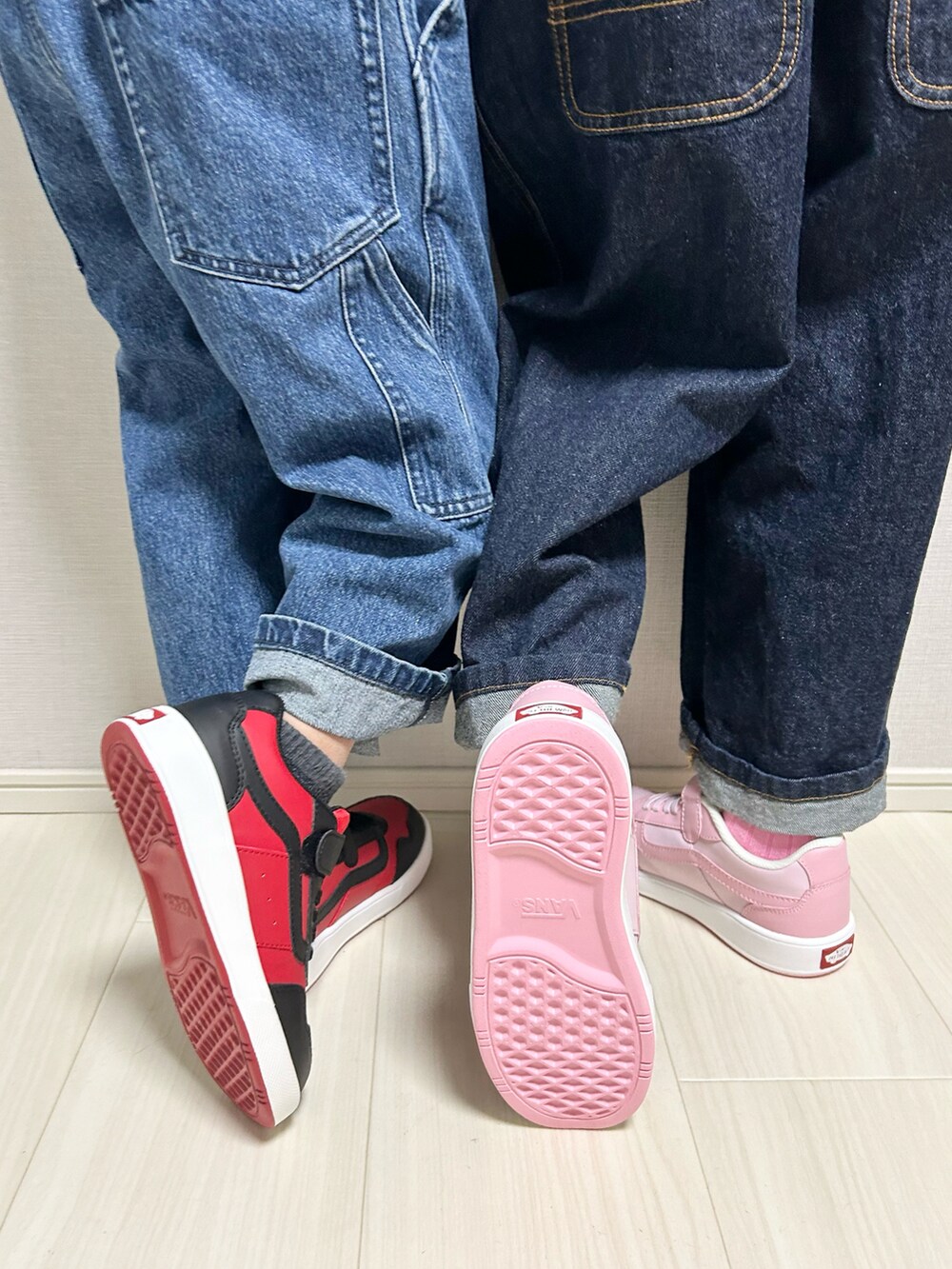 「春色、スニーカー、プチプラ、オーバーオール、サロペット、キャップ、デニム、カジュアル、お出かけコーデ、休日スタイル、ロンT」|「LOWRYS FARMのデニムオーバオール2 114255(サロペット/オーバーオール、ブルー系)」を使った、haru__maaさん(キッズ・110cm)の春コーディネートの4枚目の写真