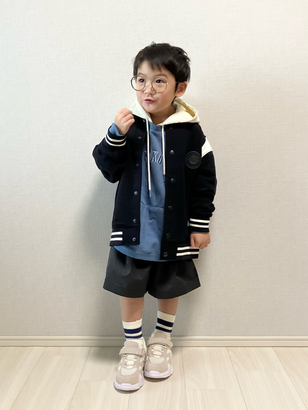 「めがね、プチプラ、パーカー、ハーフパンツ、スニーカー、ジャケット、お出かけコーデ、休日スタイル、スポーツミックス、カラーパンツ、モノトーン、春アウター、レイヤードスタイル、ストリート、デートコーデ」｜「kokokidsのアイテム（パーカー、ブルー系）」を使った、haru__maaさん（キッズ・100cm）の冬コーディネートの2枚目の写真