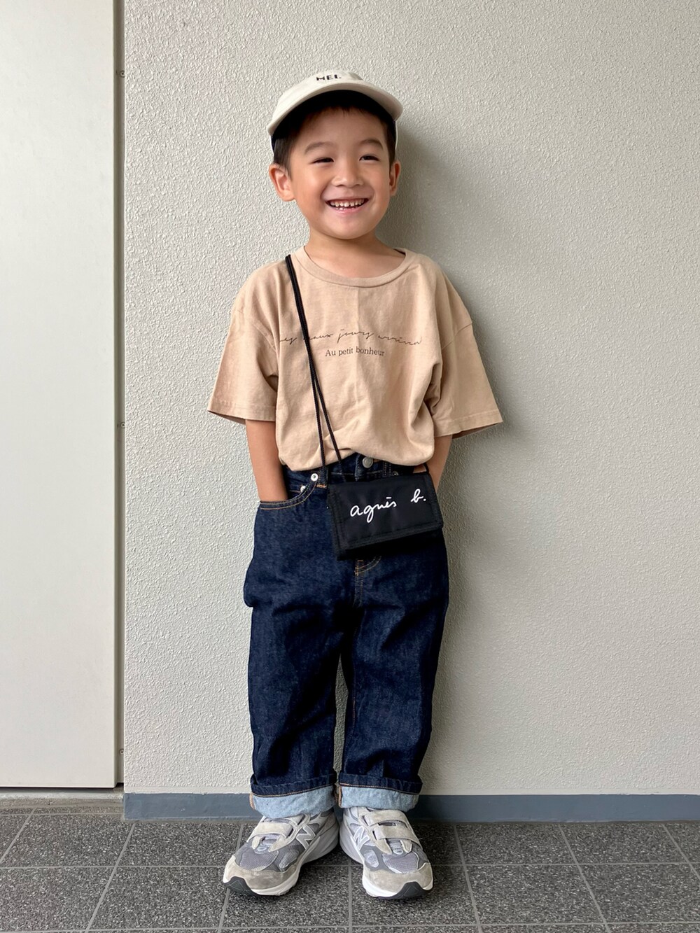 「夏だ！Tシャツ着よう！、夏コーデ、休日スタイル、カジュアル、キャップ、スニーカー、ニューバランス、ポシェット、デニム、お出かけコーデ、ローリーズファーム(LOWRYS FARM)」｜「LOWRYS FARMのレタリングＴＥＥ　876016（Tシャツ/カットソー、ベージュ系）」を使った、haru__maaさん（キッズ・100cm）の夏コーディネートの2枚目の写真