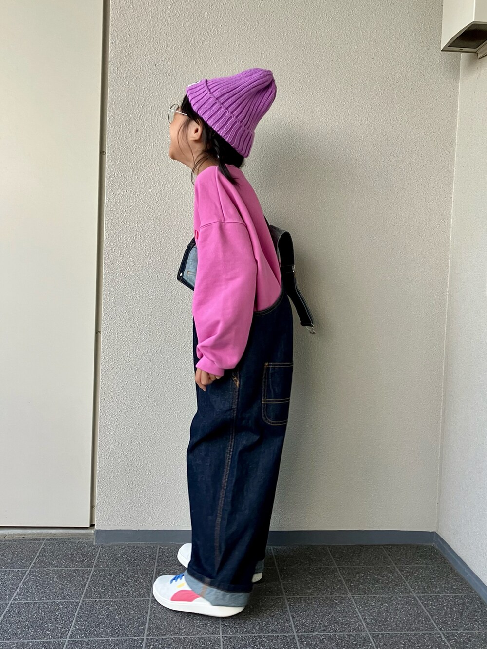 「ファッションを楽しもう、サロペット、お出かけコーデ、スポーツミックス、ニット帽、めがね、秋冬コーデ、デニム、スニーカー、ピンク、スウェット」｜「BONEOUNEのアイテム（スウェット、ピンク系）」を使った、haru__maaさん（キッズ・100cm）の秋コーディネートの3枚目の写真