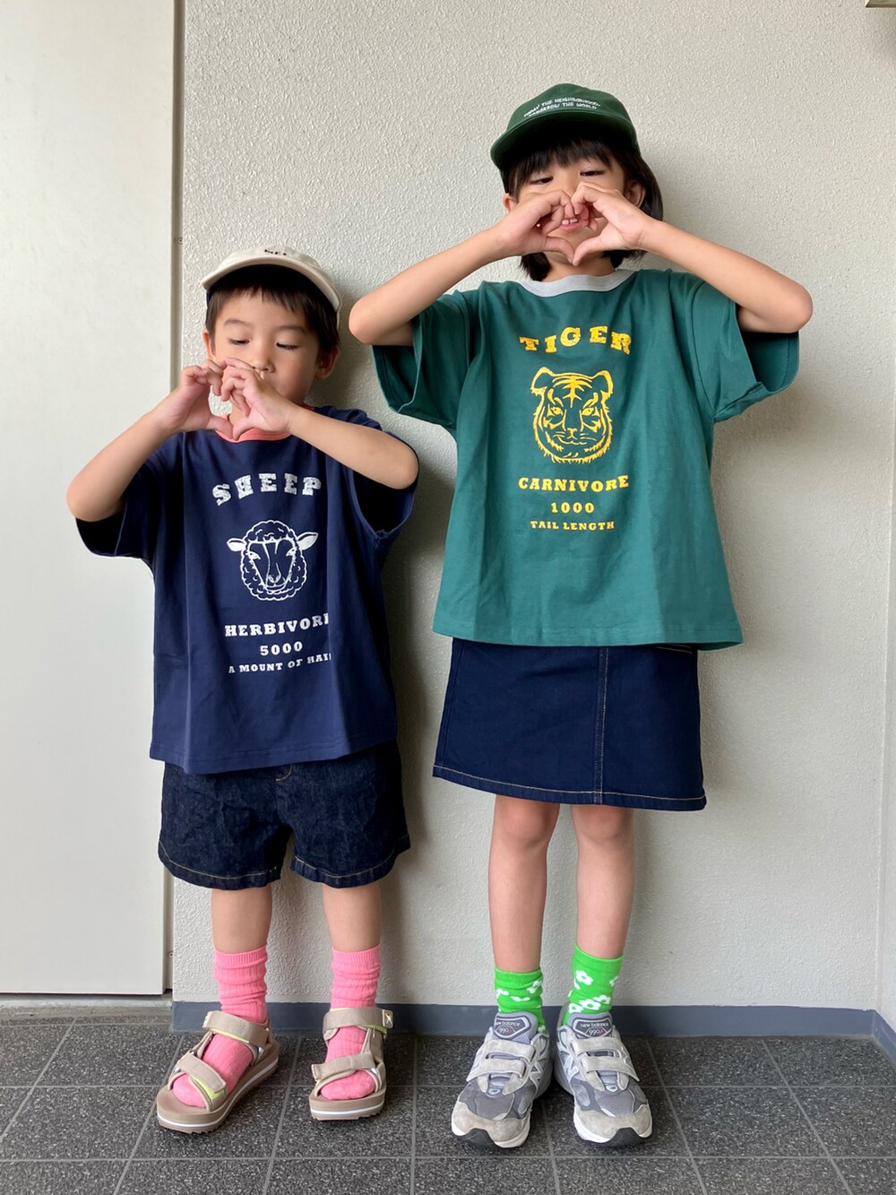 「春夏コーデ、休日スタイル、カジュアルコーデ、キャップ、デニム、リンクコーデ、スニーカー、スポーツサンダル、ショートパンツ、デニムスカート、サンダル、初夏コーデ、プチプラ、カラーソックス」｜「coca（coca）のキッズ デニム台形スカート（デニムスカート、ブルー系）」を使った、haru__maaさん（キッズ・100cm）の春コーディネートの4枚目の写真
