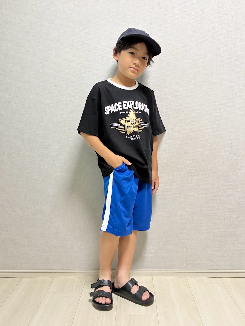 ブラック系のTシャツ/カットソー、その他のその他パンツ、ブラック系のサンダルを着用したキッズの夏コーディネートの2枚目の写真