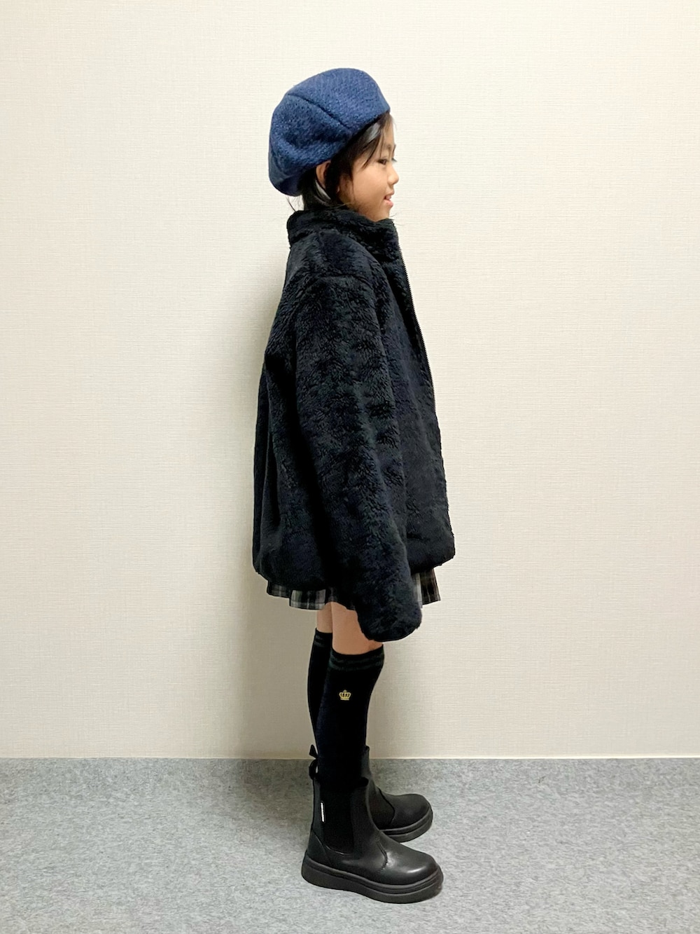 「チェック、ブーツ、ベレー帽、ショルダーバッグ、冬アウター、冬コーデ、プチプラ、休日スタイル、UNIQLO、フリース、モノトーン、お出かけコーデ」｜「NUOVOのNUOVO ヌオーヴォ S GORE(19-24) ガールズブーツ N9316J MONO BLACK（ブーツ、ブラック系）」を使った、haru__maaさん（キッズ・100cm）の冬コーディネートの2枚目の写真