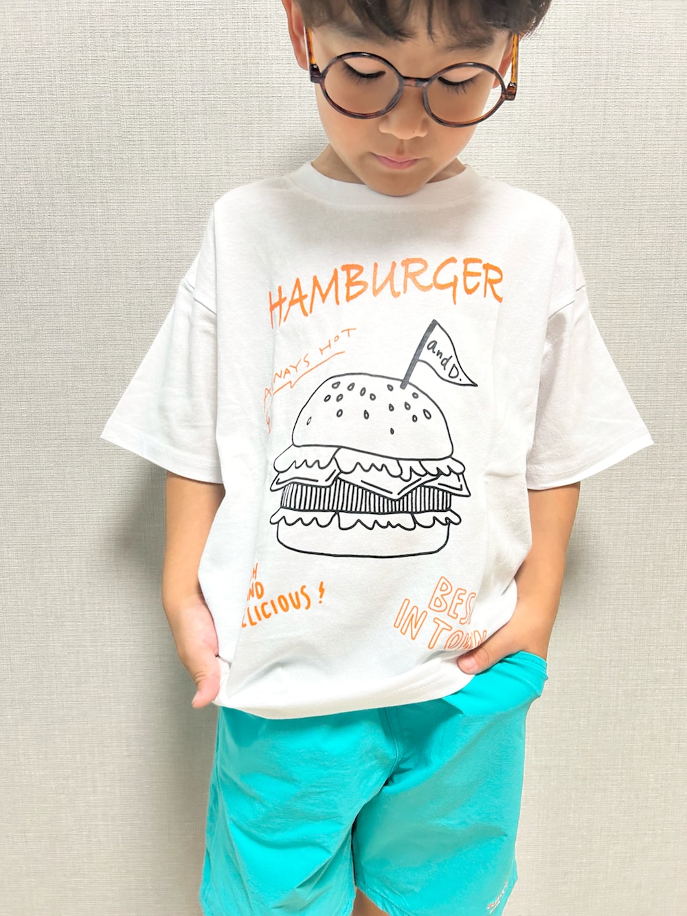 「サンダル、夏コーデ、白Tシャツ、リュック、めがね、スポーツミックス、ハーフパンツ、Tシャツ、お出かけコーデ、休日スタイル、ショートパンツ」｜「devirockのツーバンドサンダル（サンダル、ホワイト系）」を使った、haru__maaさん（キッズ・110cm）の夏コーディネートの4枚目の写真