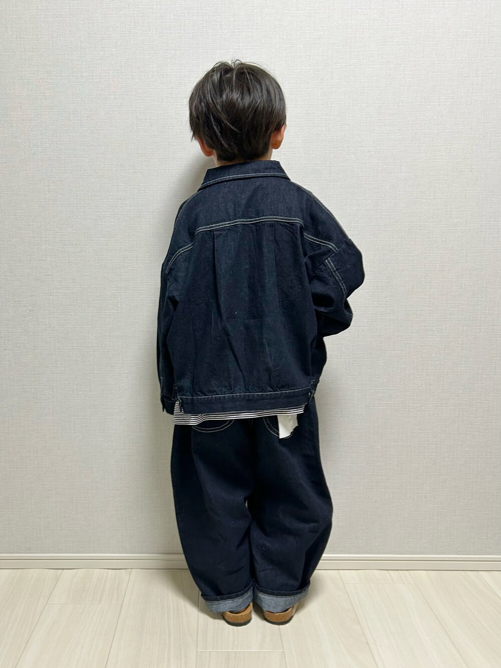 「プチプラ、春アウター、デニム、デニムジャケット、セットアップ、めがね、休日スタイル、デニムパンツ、レイヤードスタイル、ワイドパンツ」｜「RIOのアイテム（Tシャツ/カットソー、ブラック系）」を使った、haru__maaさん（キッズ・110cm）の春コーディネートの3枚目の写真
