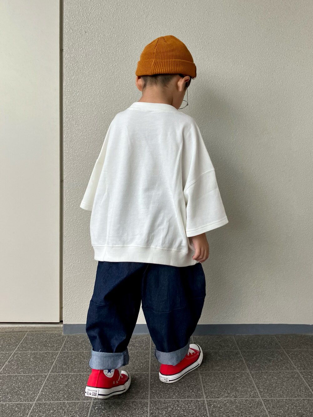 ホワイト系のTシャツ/カットソー、ブルー系のその他パンツ、オレンジ系のニットキャップ/ビーニーを着用したキッズの夏コーディネートの5枚目の写真