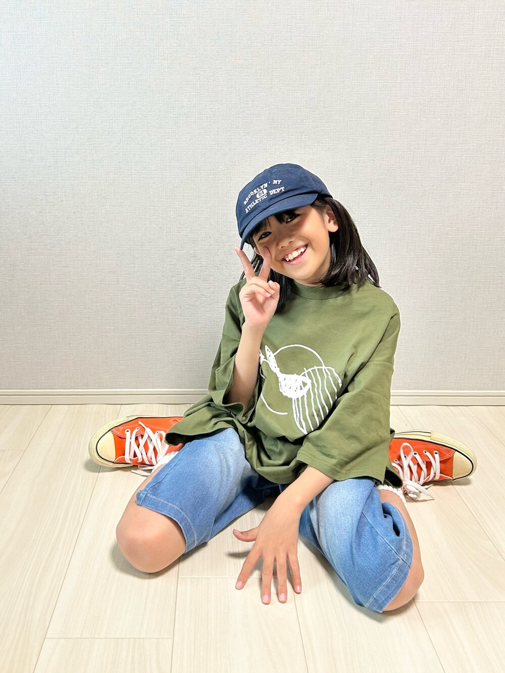 「やっぱり帽子が好き、アメカジ、スポーツミックス、ストリート、ハーフパンツ、キャップ、お出かけコーデ、デニム、スニーカー、Tシャツ、バミューダパンツ」｜「and D. petit mainのデニムバミューダパンツ（デニムパンツ、ブルー系）」を使った、haru__maaさん（キッズ・130cm）の春コーディネートの4枚目の写真