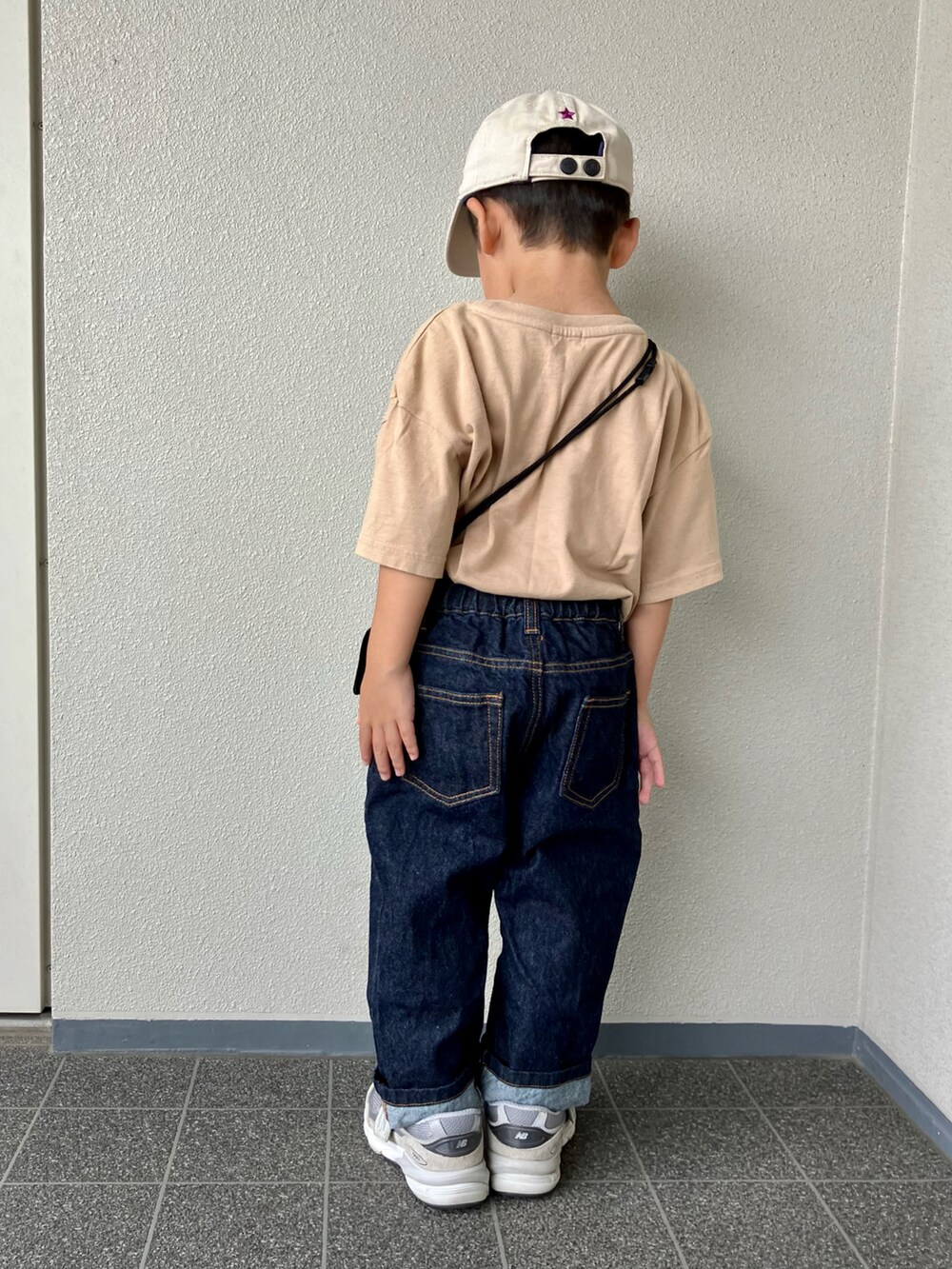 「夏だ！Tシャツ着よう！、夏コーデ、休日スタイル、カジュアル、キャップ、スニーカー、ニューバランス、ポシェット、デニム、お出かけコーデ、ローリーズファーム(LOWRYS FARM)」｜「LOWRYS FARMのレタリングＴＥＥ　876016（Tシャツ/カットソー、ベージュ系）」を使った、haru__maaさん（キッズ・100cm）の夏コーディネートの4枚目の写真