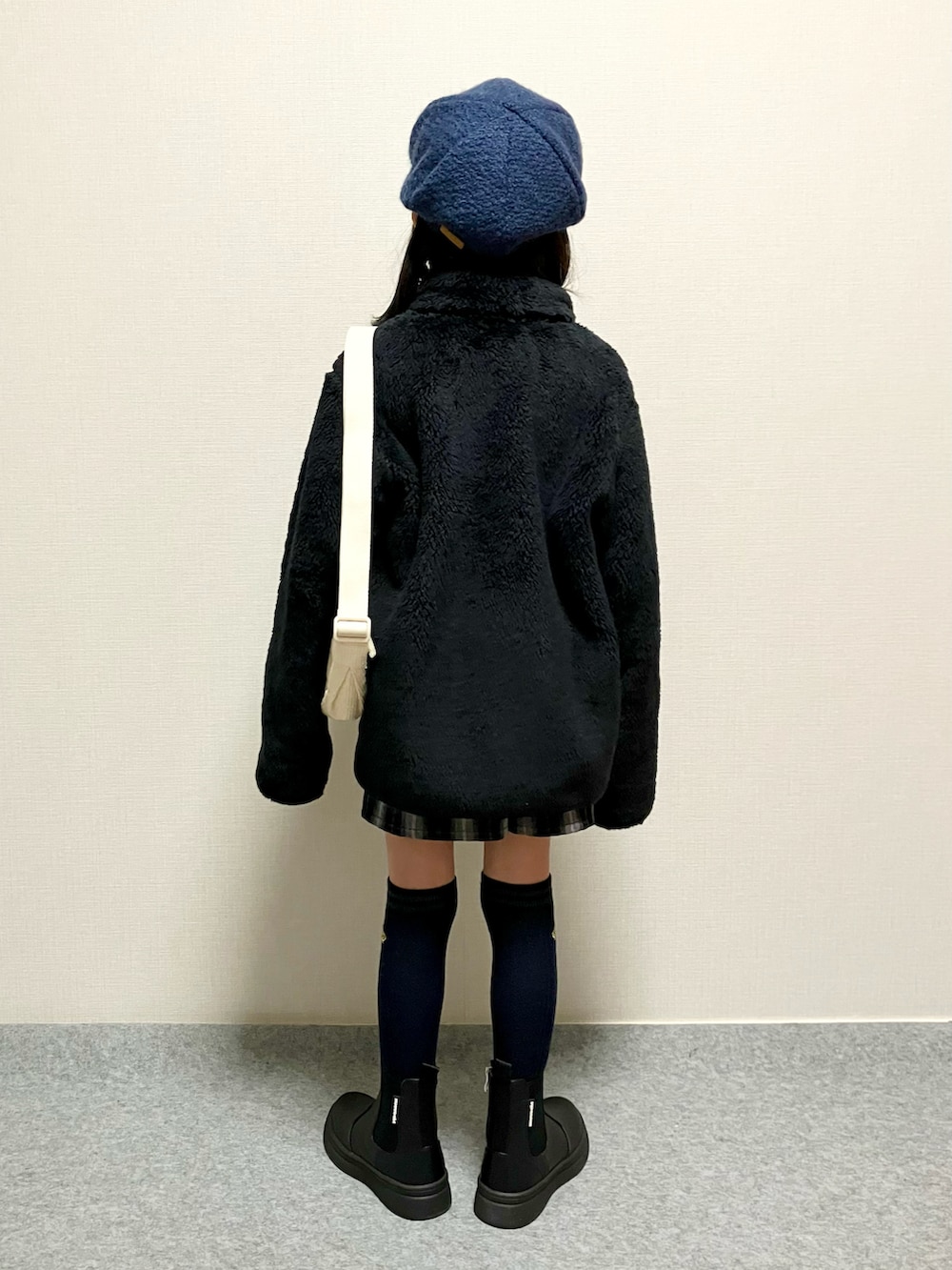 「チェック、ブーツ、ベレー帽、ショルダーバッグ、冬アウター、冬コーデ、プチプラ、休日スタイル、UNIQLO、フリース、モノトーン、お出かけコーデ」｜「NUOVOのNUOVO ヌオーヴォ S GORE(19-24) ガールズブーツ N9316J MONO BLACK（ブーツ、ブラック系）」を使った、haru__maaさん（キッズ・100cm）の冬コーディネートの3枚目の写真