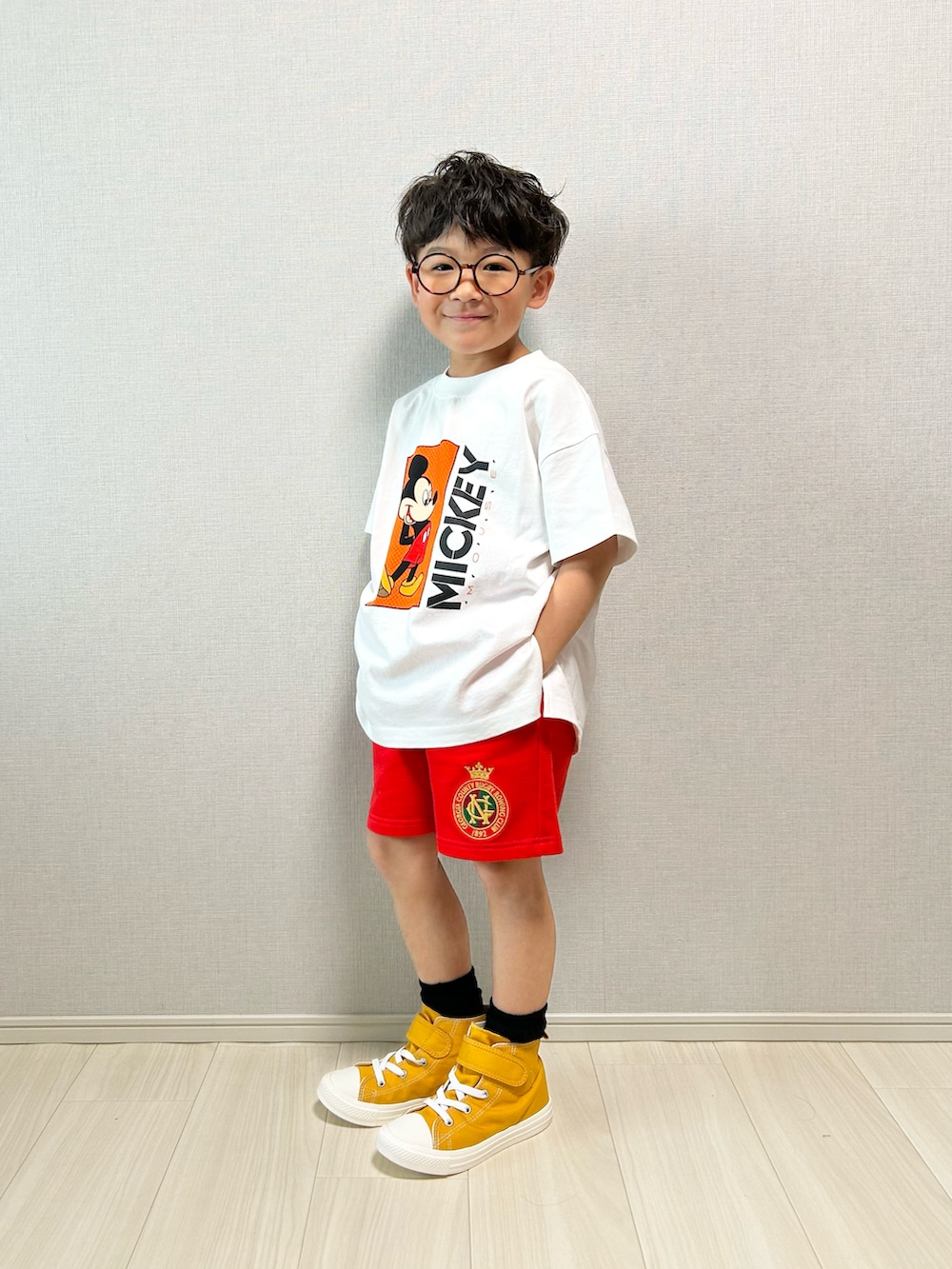 「春めき満開コーデ、ハーフパンツ、スポーツミックス、休日スタイル、お出かけコーデ、テーマパークコーデ、スニーカー」｜「LOWRYS FARMのＤＩＳＮＥＹ／キャラＢＩＧＴ　324981（Tシャツ/カットソー、ホワイト系）」を使った、haru__maaさん（キッズ・110cm）の春コーディネートの4枚目の写真